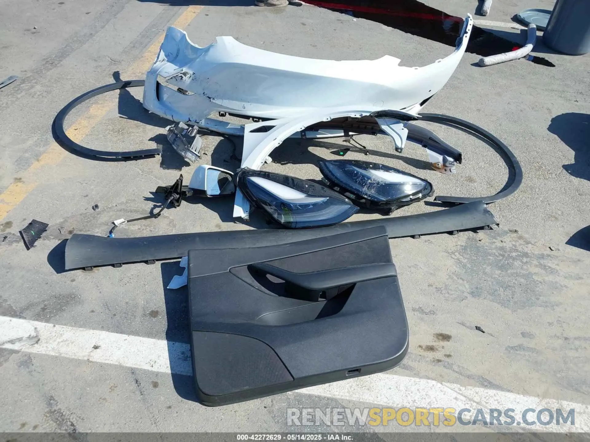 12 Photograph of a damaged car 7SAYGDEF9NF391177 TESLA MODEL Y 2022
