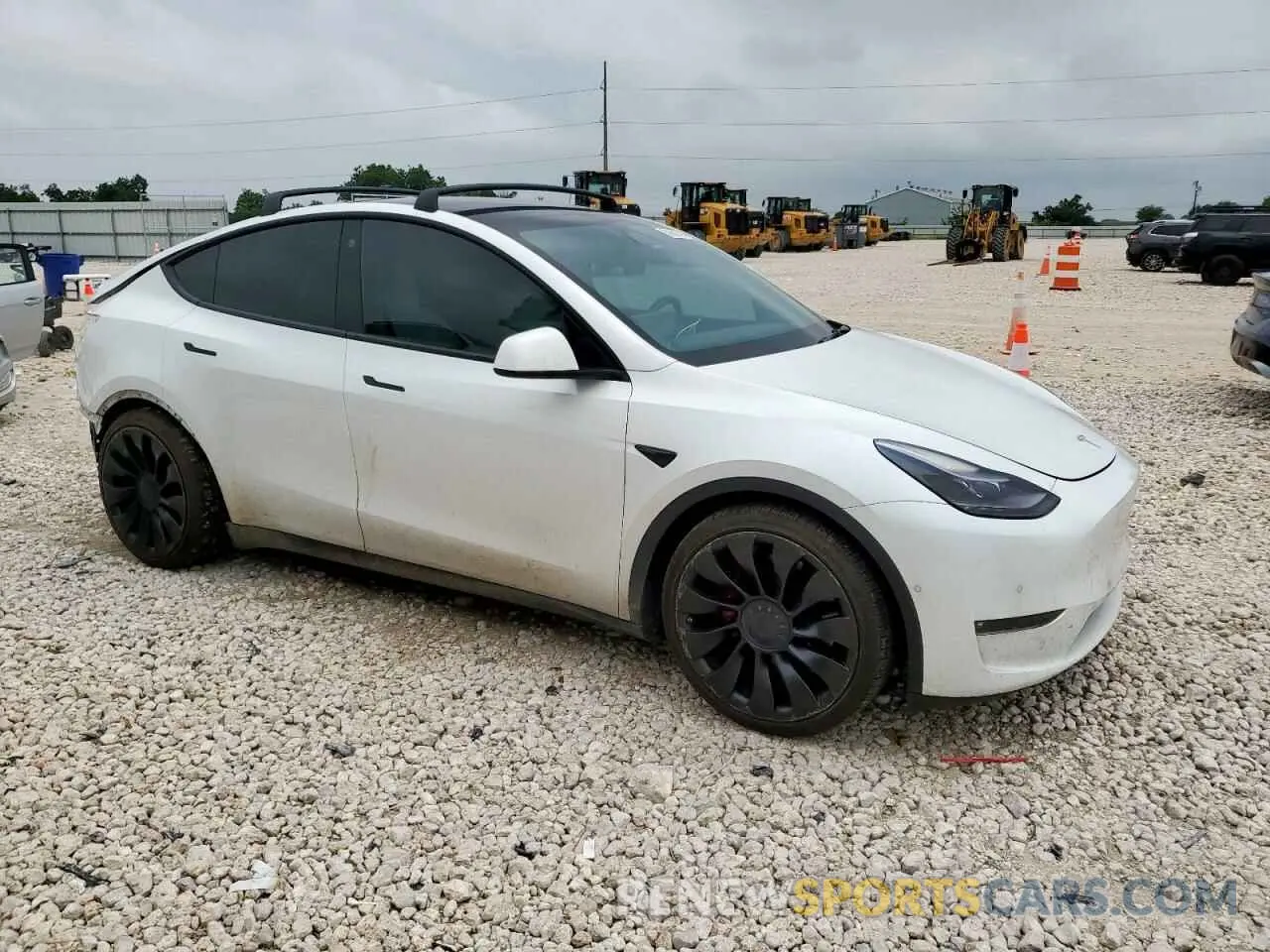 4 Photograph of a damaged car 7SAYGDEF9NF399909 TESLA MODEL Y 2022