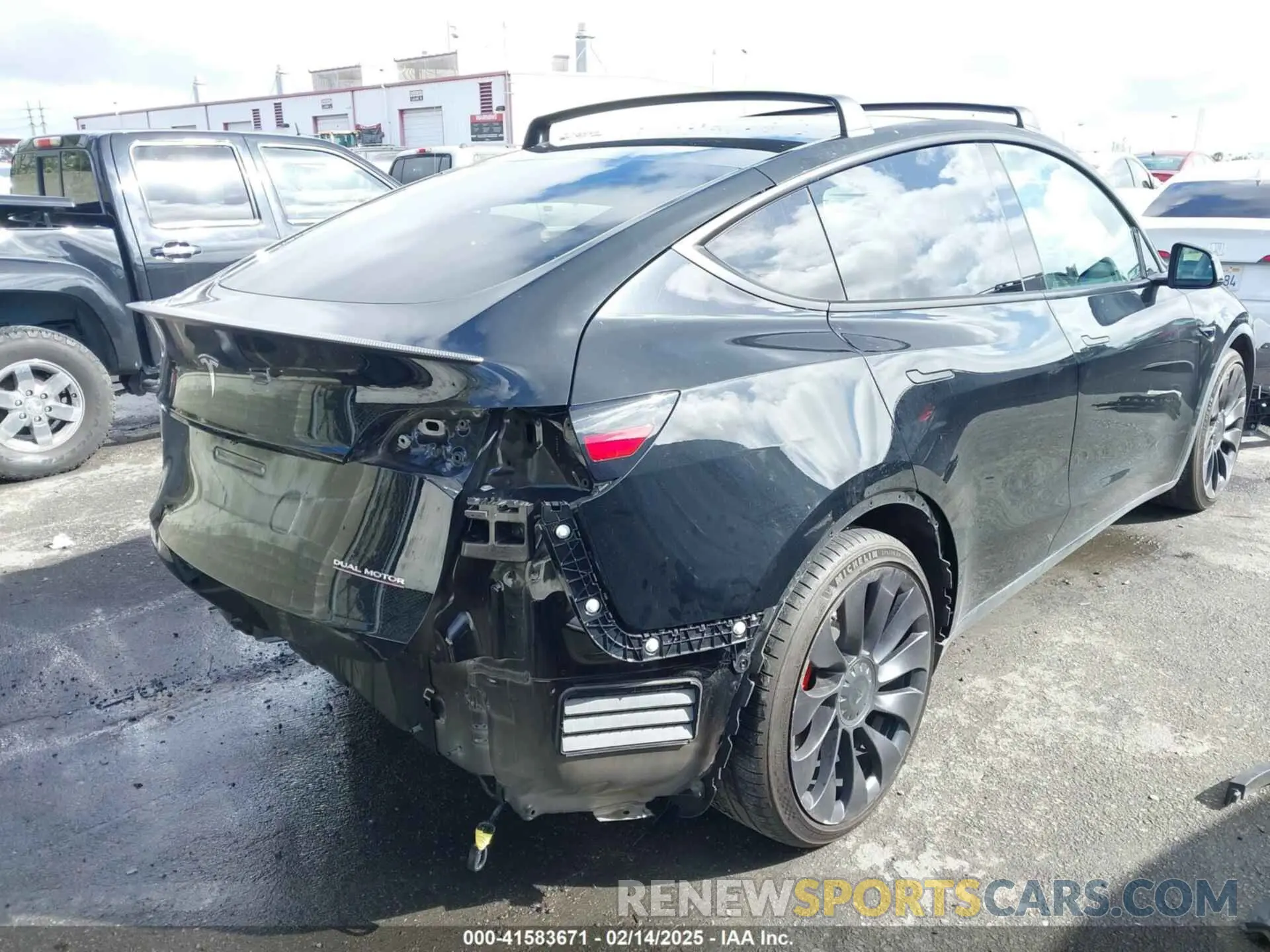 4 Photograph of a damaged car 7SAYGDEF9NF532880 TESLA MODEL Y 2022