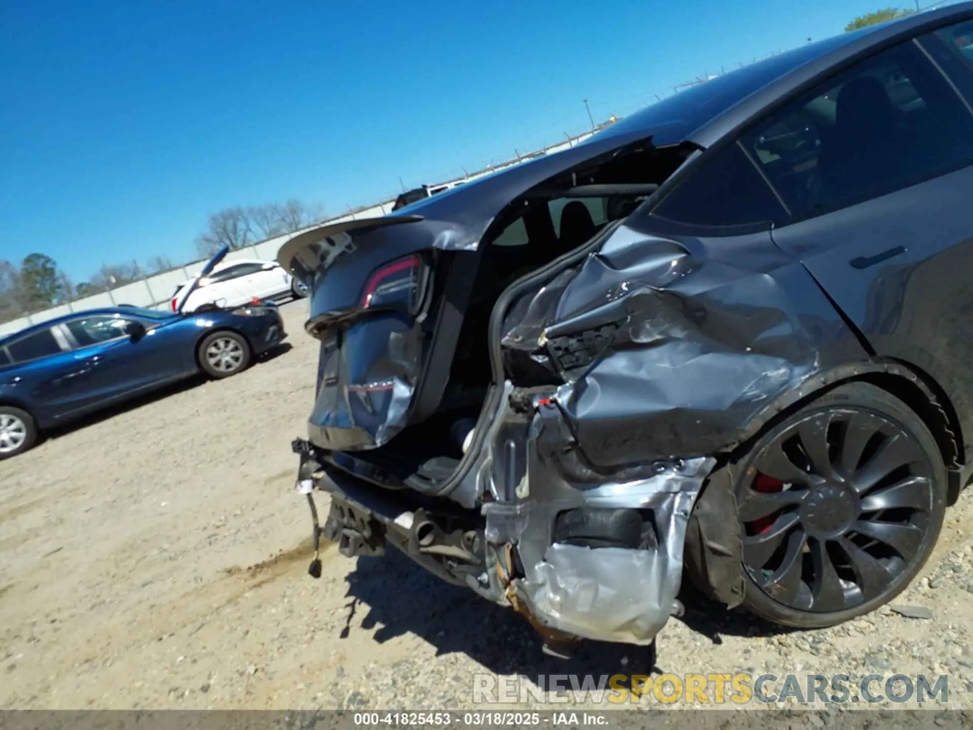 6 Photograph of a damaged car 7SAYGDEF9NF544205 TESLA MODEL Y 2022