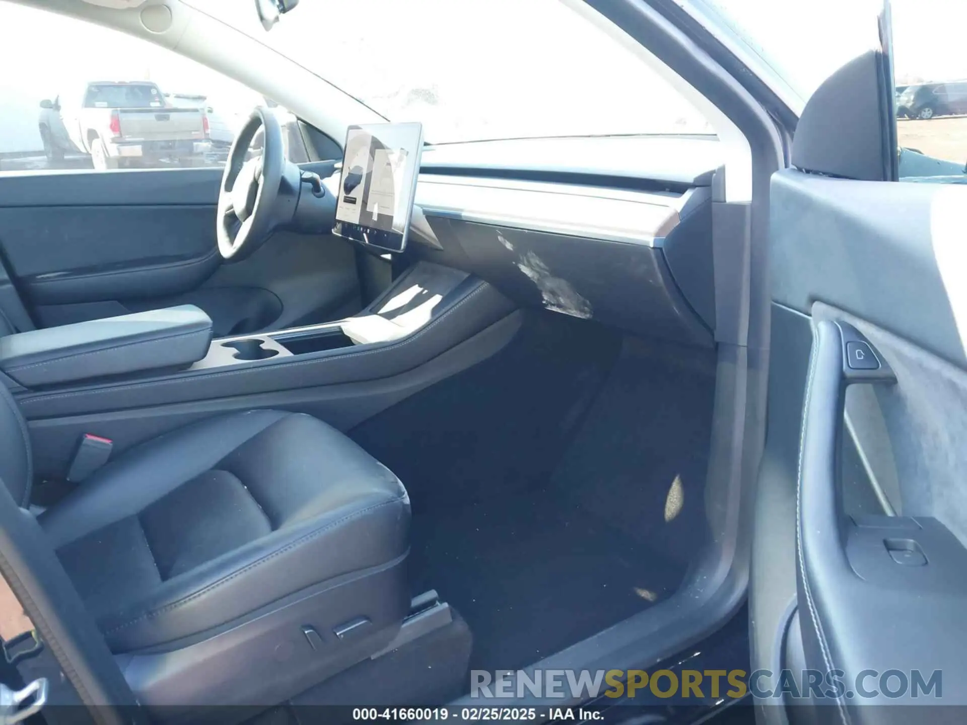 5 Photograph of a damaged car 7SAYGDEFXNF313636 TESLA MODEL Y 2022