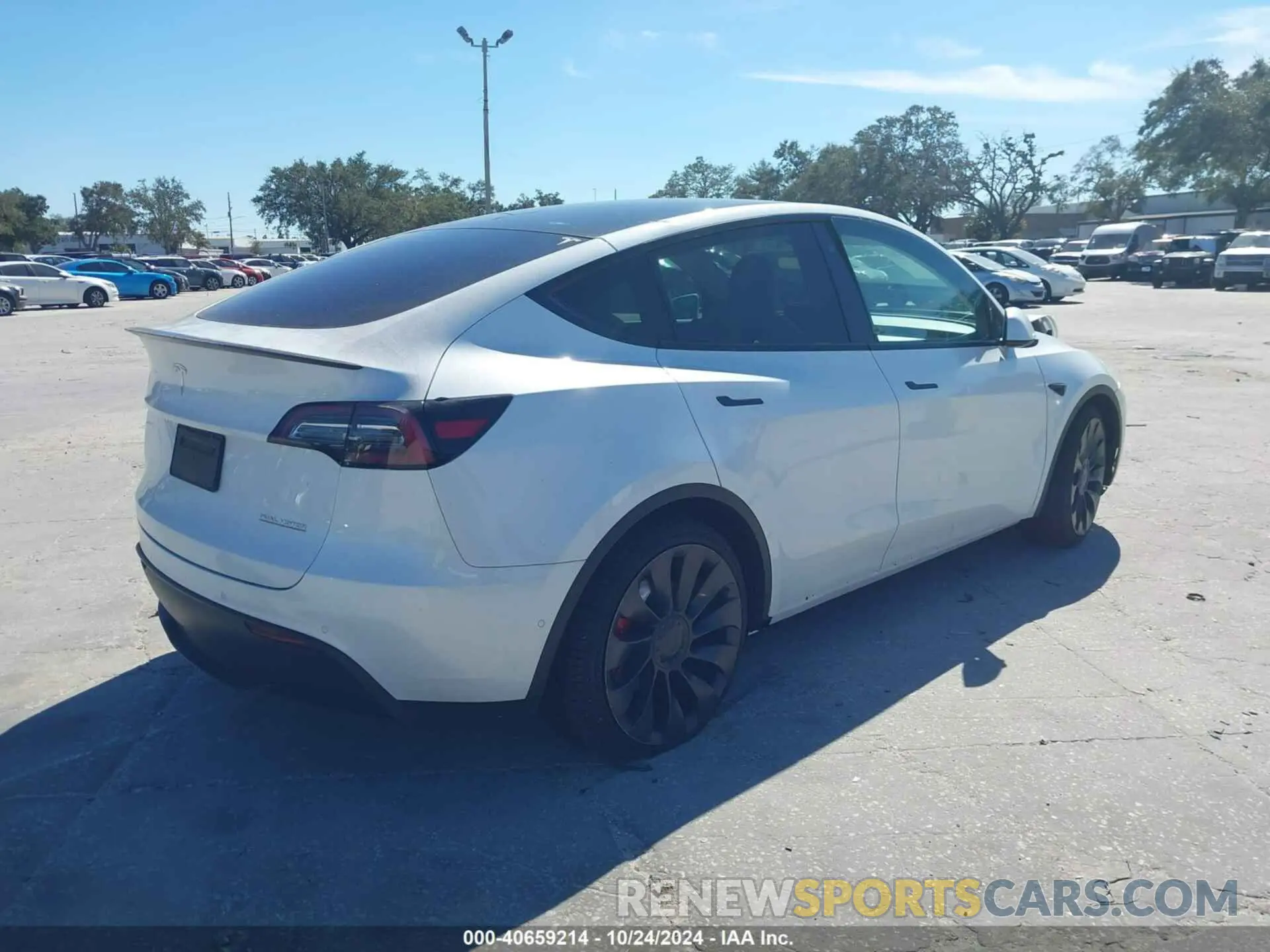 4 Photograph of a damaged car 7SAYGDEFXNF326323 TESLA MODEL Y 2022