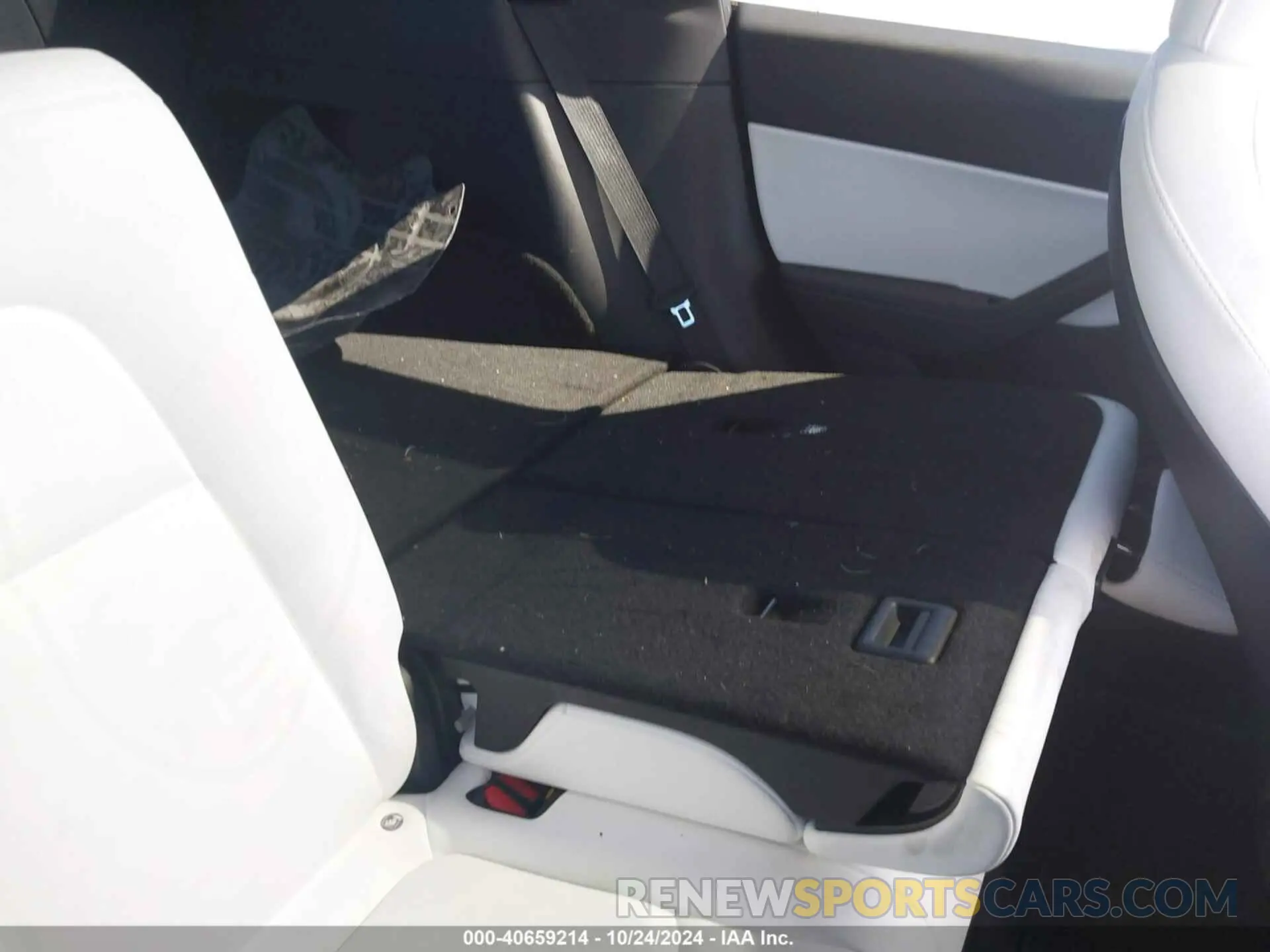 8 Photograph of a damaged car 7SAYGDEFXNF326323 TESLA MODEL Y 2022