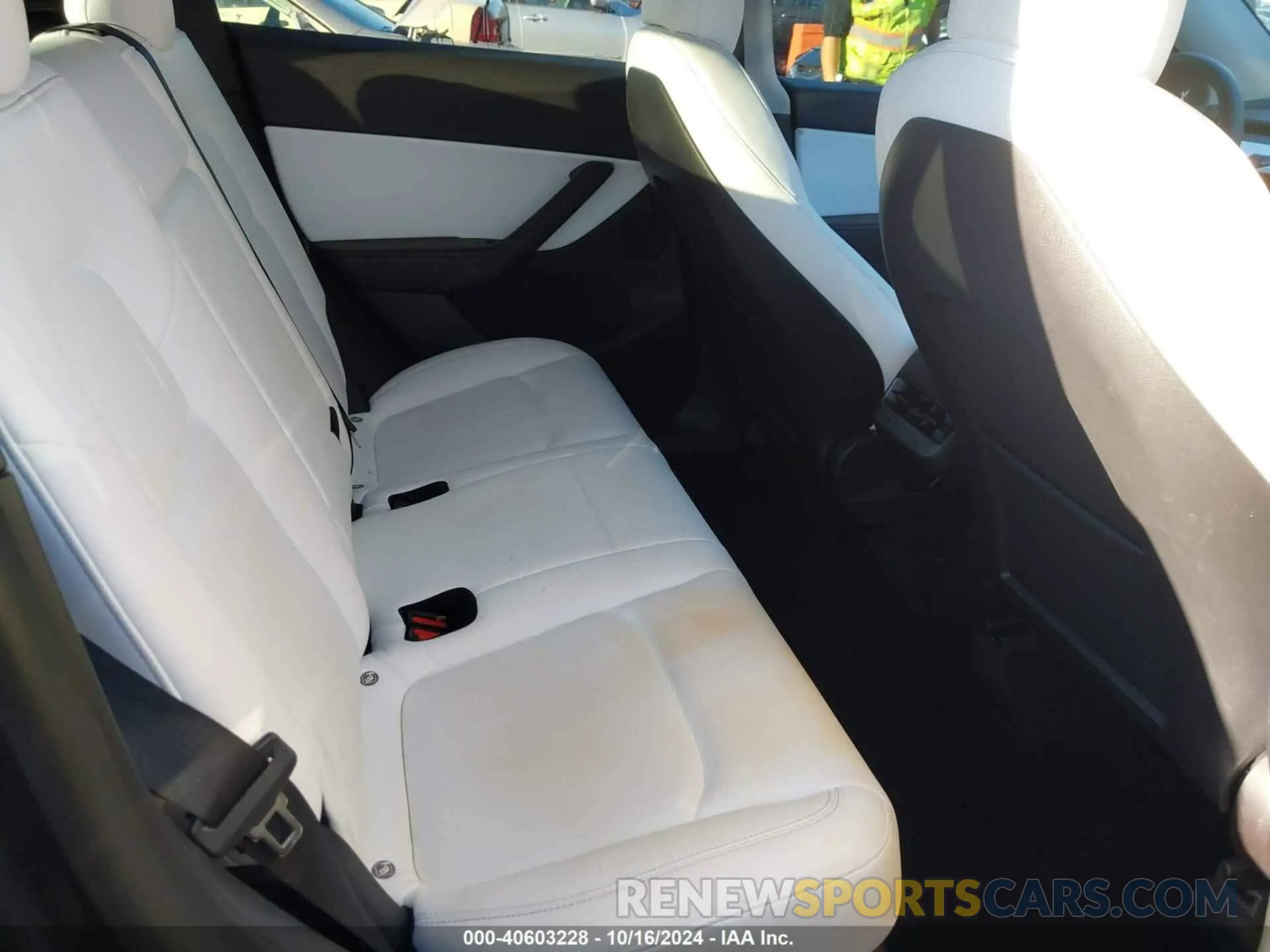 8 Photograph of a damaged car 7SAYGDEFXNF366319 TESLA MODEL Y 2022