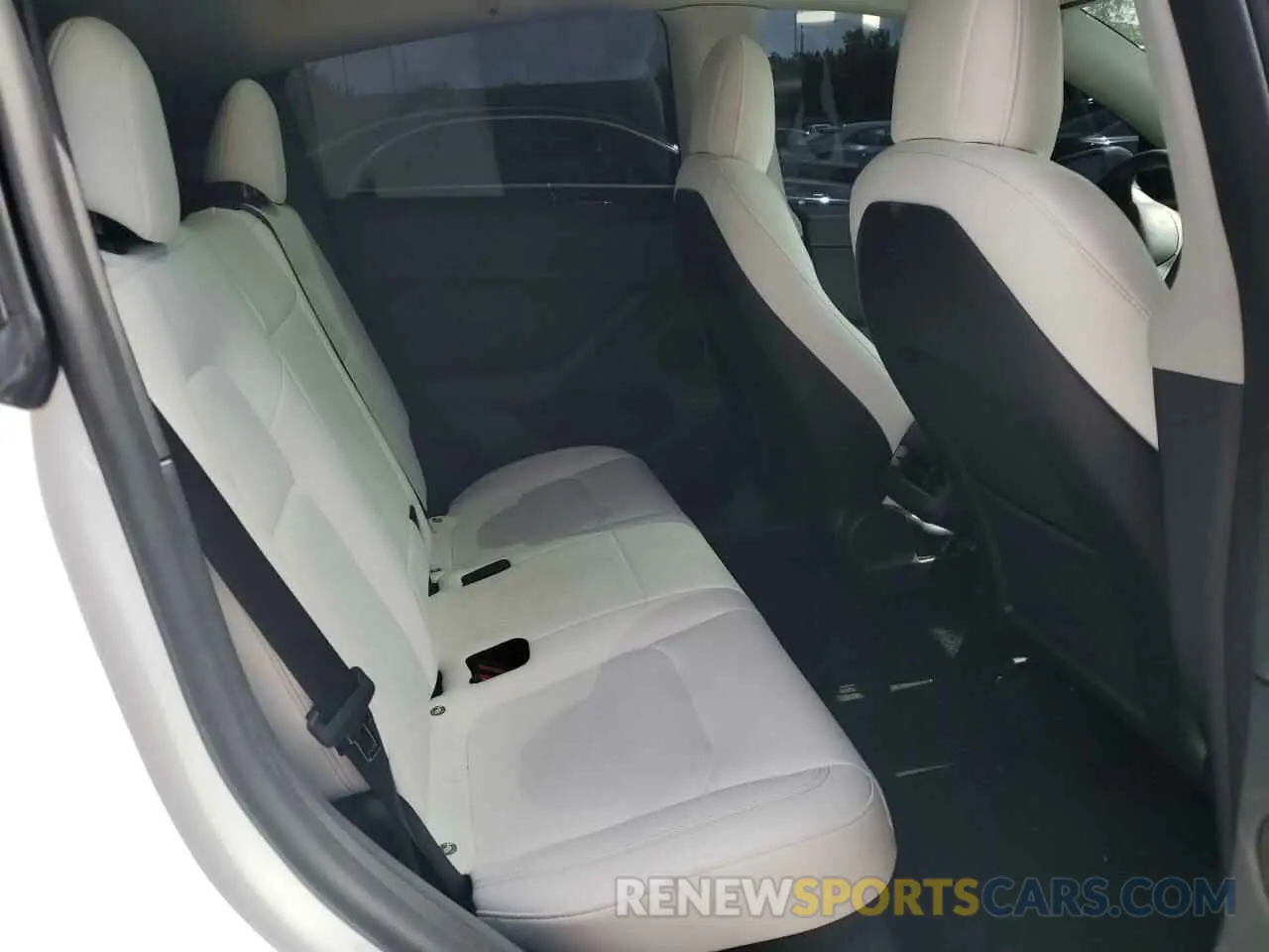 11 Photograph of a damaged car 7SAYGDEFXNF531060 TESLA MODEL Y 2022