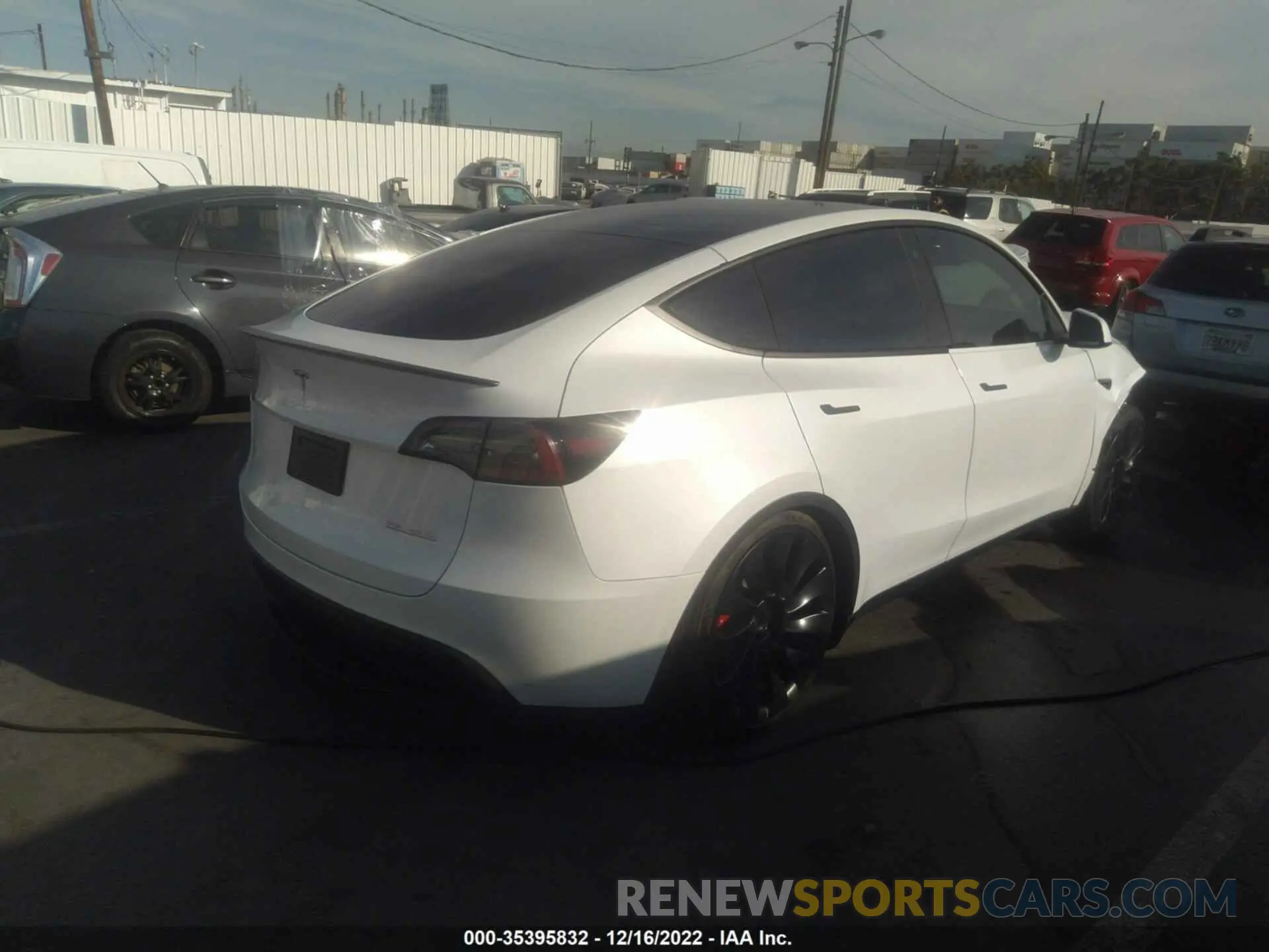 4 Photograph of a damaged car 7SAYGDEFXNF558632 TESLA MODEL Y 2022