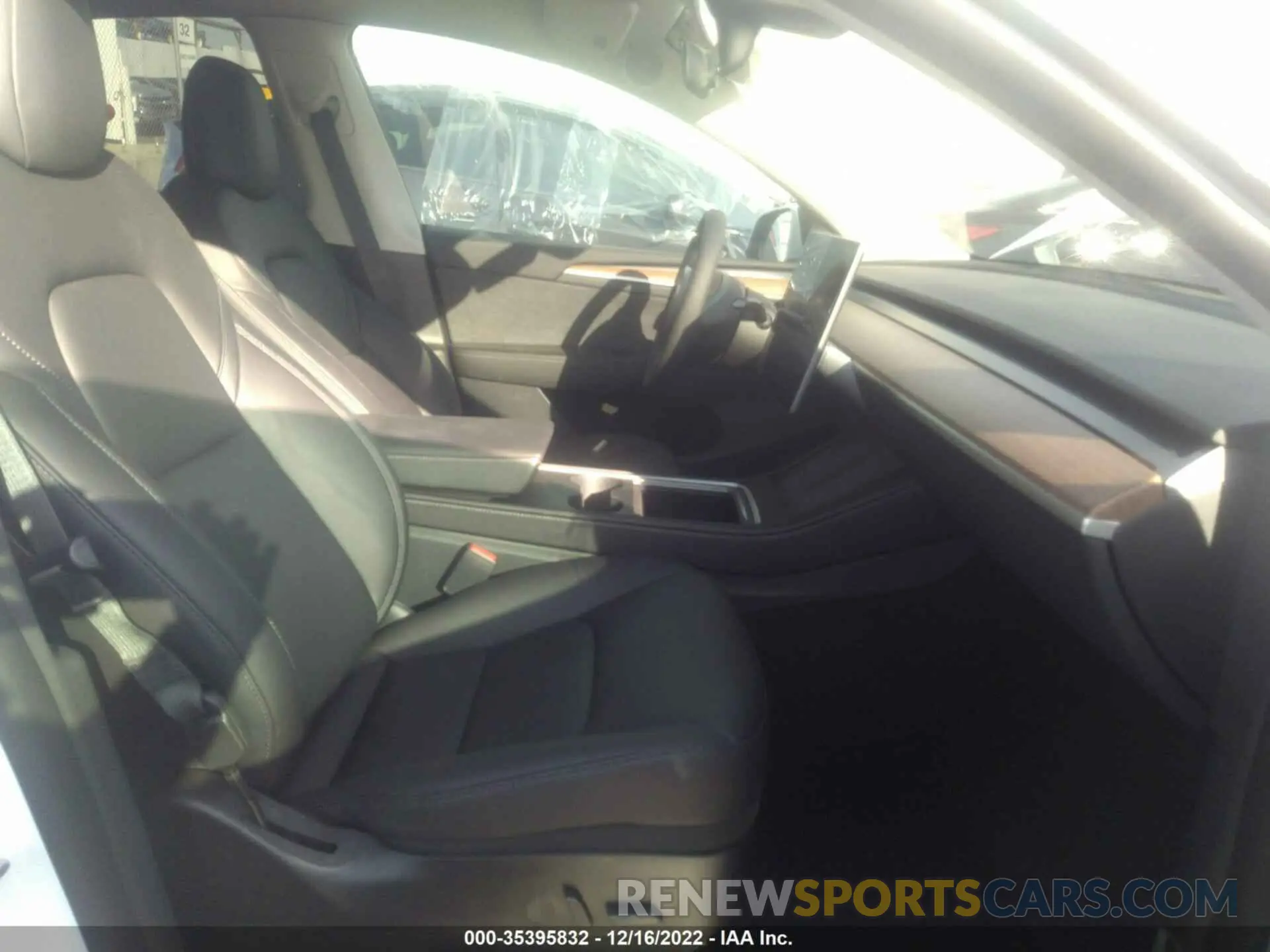 5 Photograph of a damaged car 7SAYGDEFXNF558632 TESLA MODEL Y 2022
