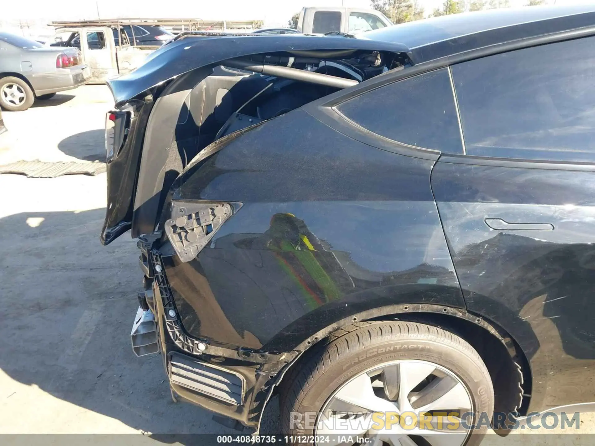 19 Photograph of a damaged car 7SAYGAEE0PF868345 TESLA MODEL Y 2023