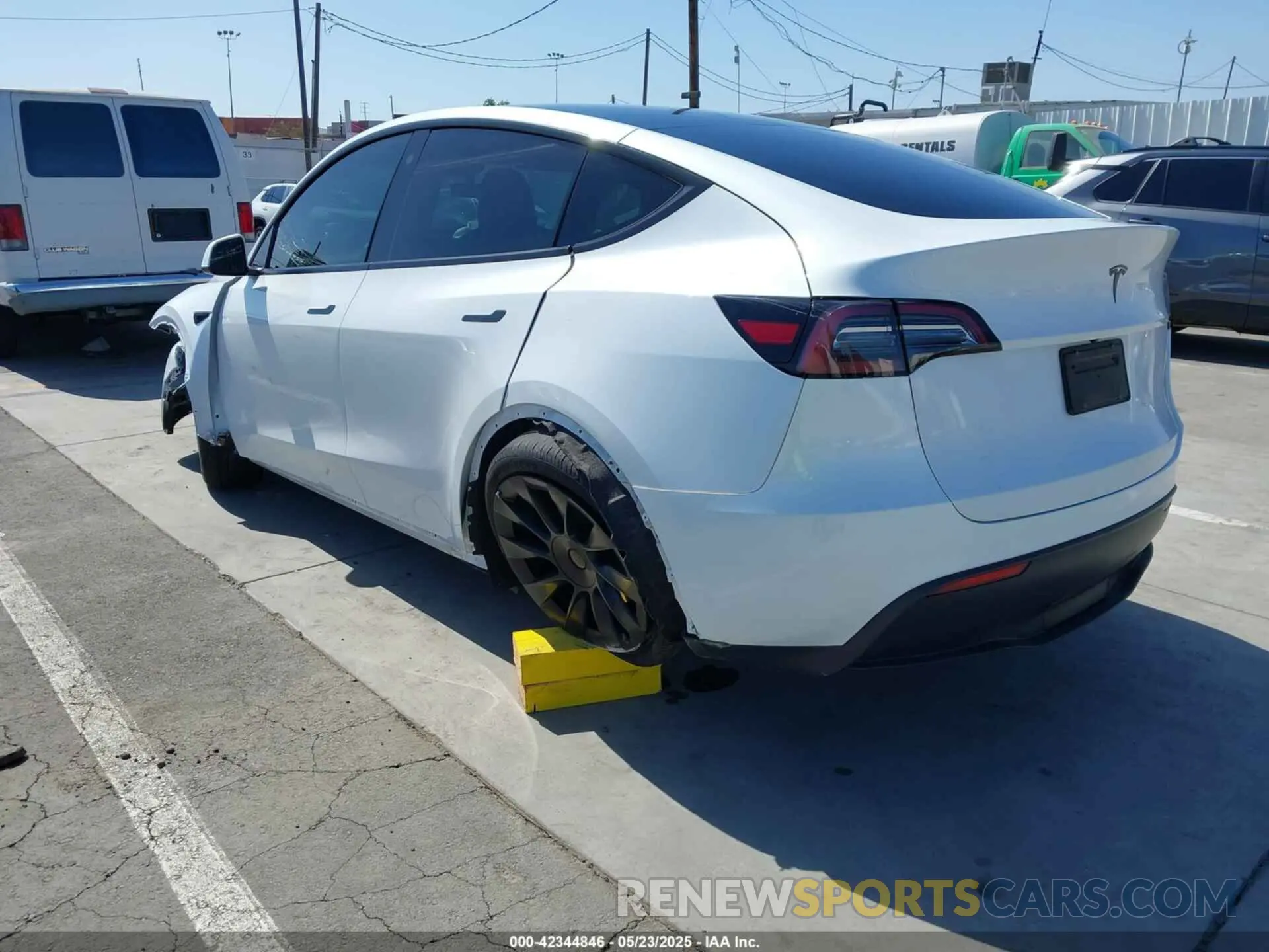 3 Photograph of a damaged car 7SAYGAEE1PF637017 TESLA MODEL Y 2023