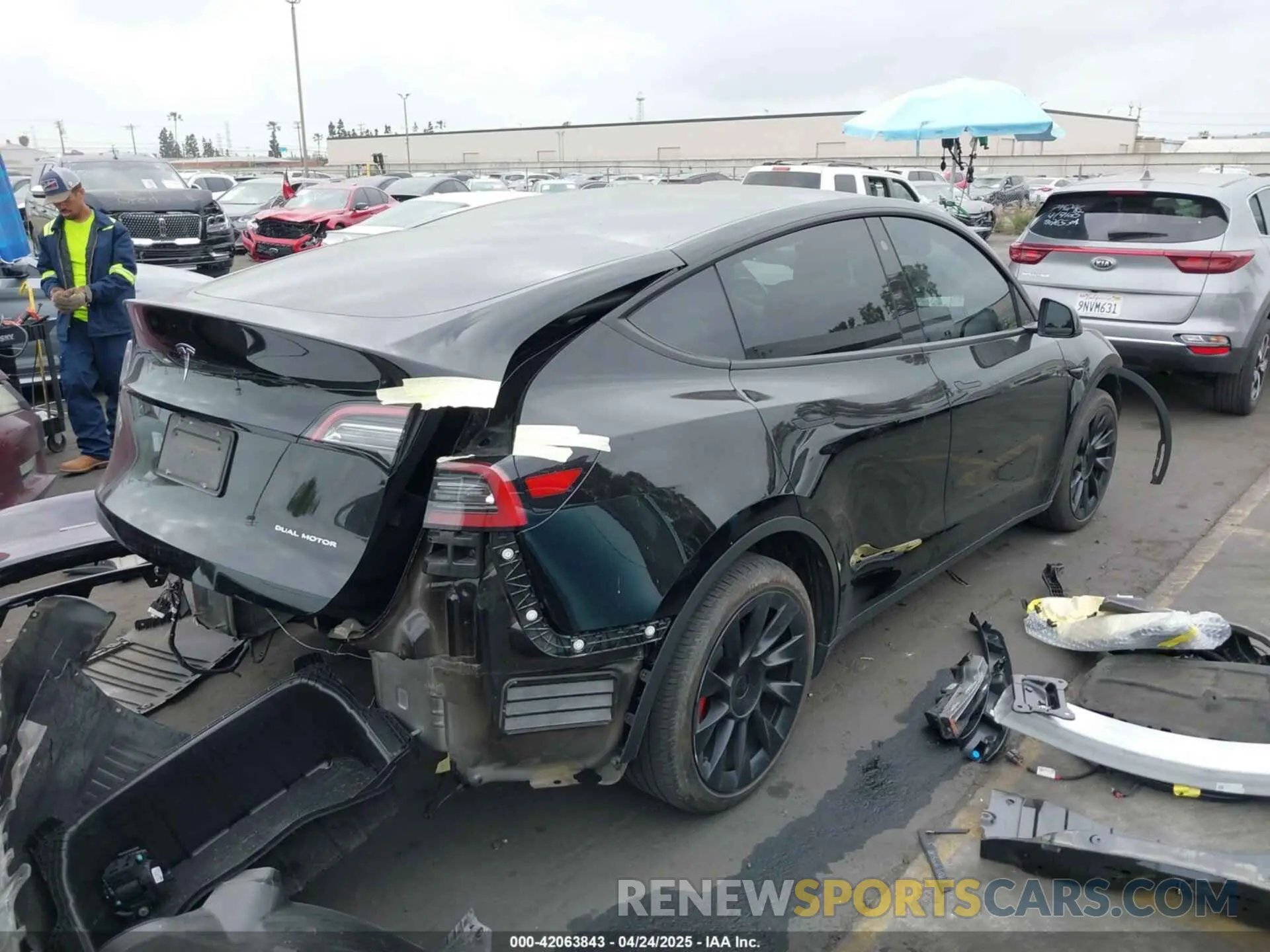 4 Фотография поврежденного автомобиля 7SAYGAEE4PF636427 TESLA MODEL Y 2023