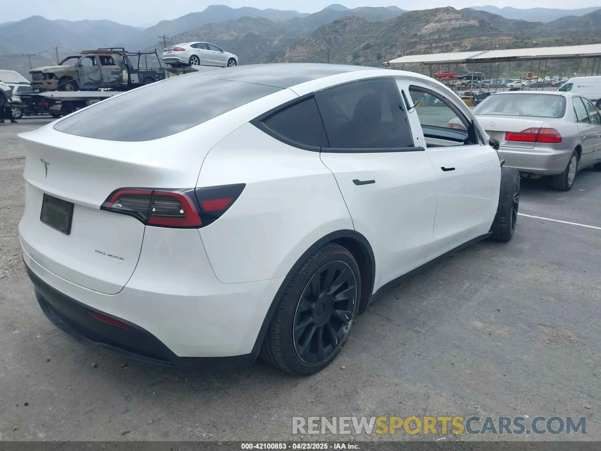 4 Фотография поврежденного автомобиля 7SAYGAEE4PF752629 TESLA MODEL Y 2023