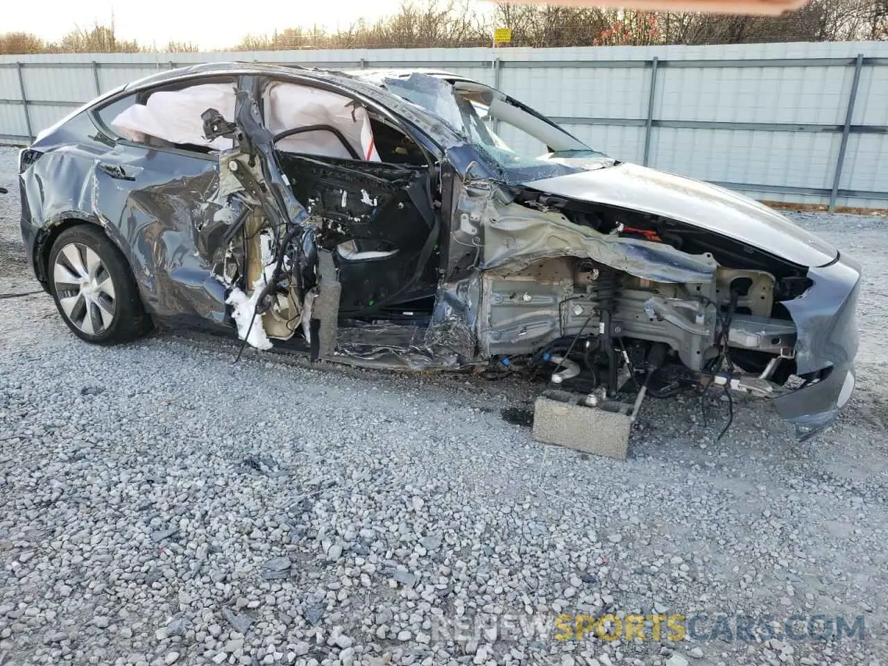 4 Photograph of a damaged car 7SAYGAEE5PF588999 TESLA MODEL Y 2023