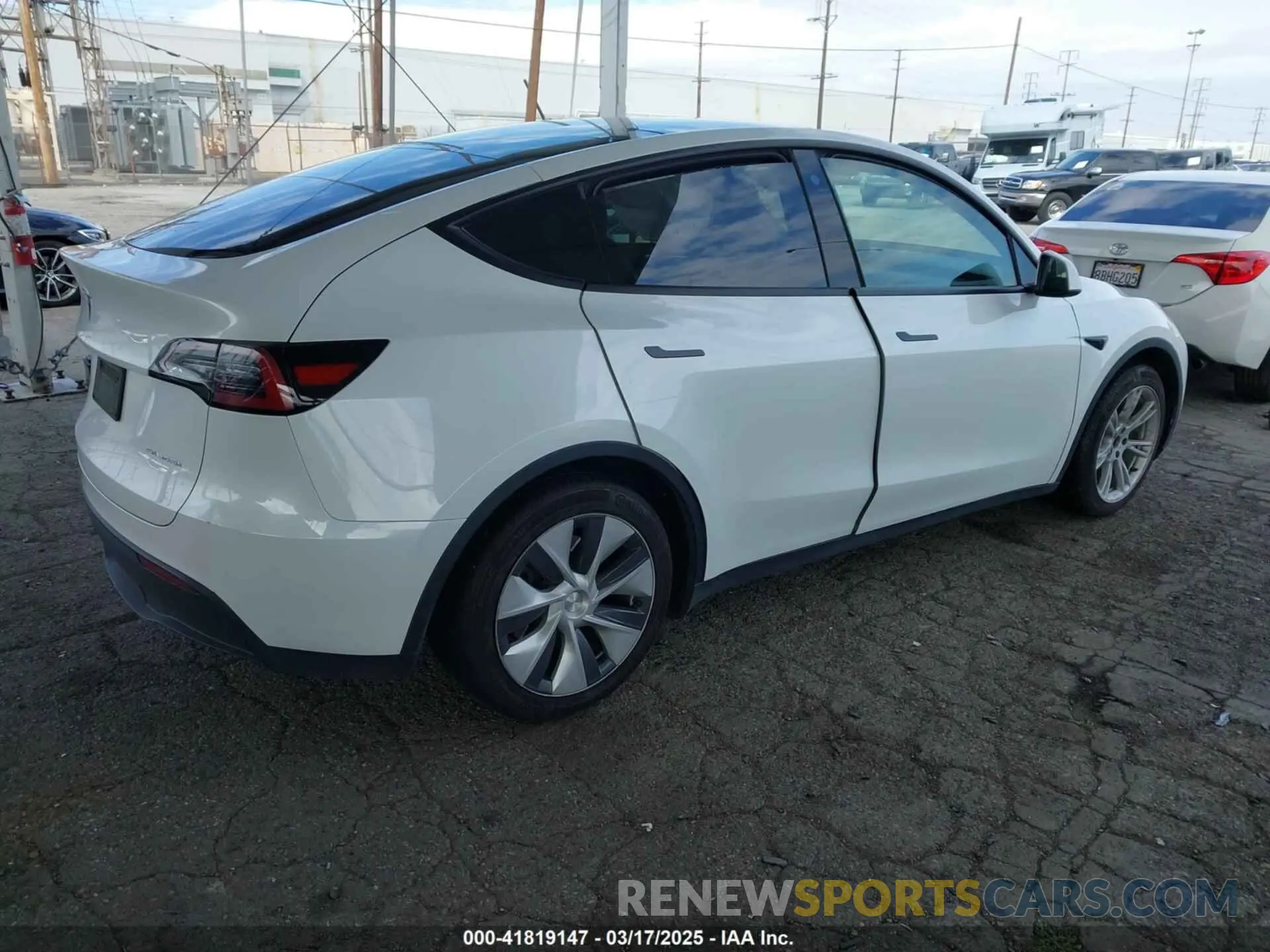 4 Photograph of a damaged car 7SAYGAEE7PF607195 TESLA MODEL Y 2023