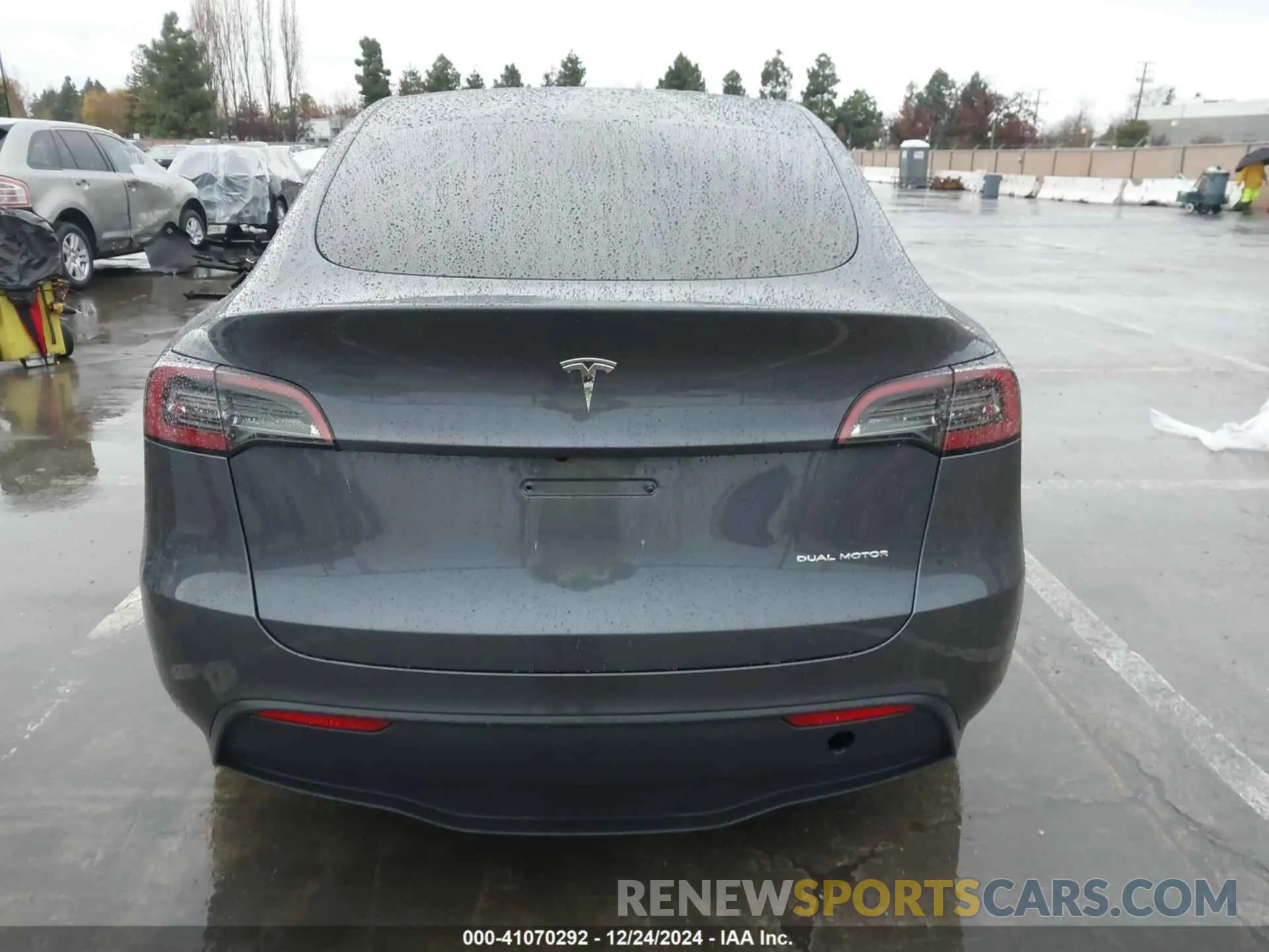 17 Photograph of a damaged car 7SAYGAEE7PF623932 TESLA MODEL Y 2023