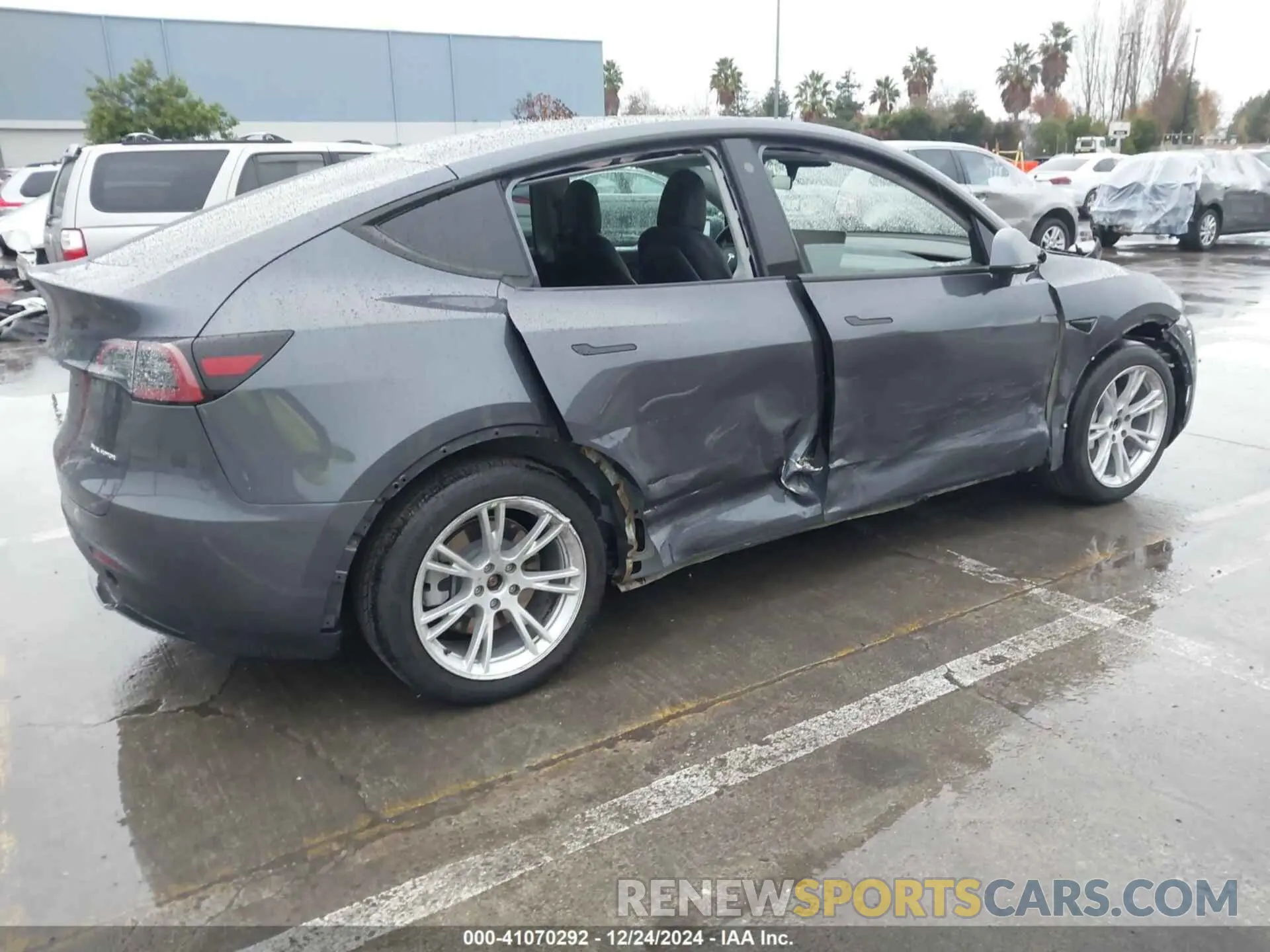 4 Photograph of a damaged car 7SAYGAEE7PF623932 TESLA MODEL Y 2023