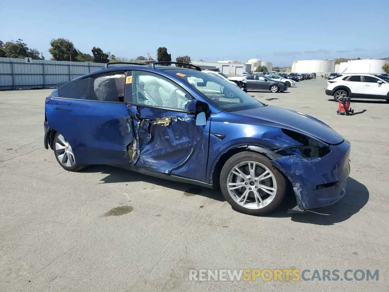 4 Photograph of a damaged car 7SAYGAEE8PF927092 TESLA MODEL Y 2023