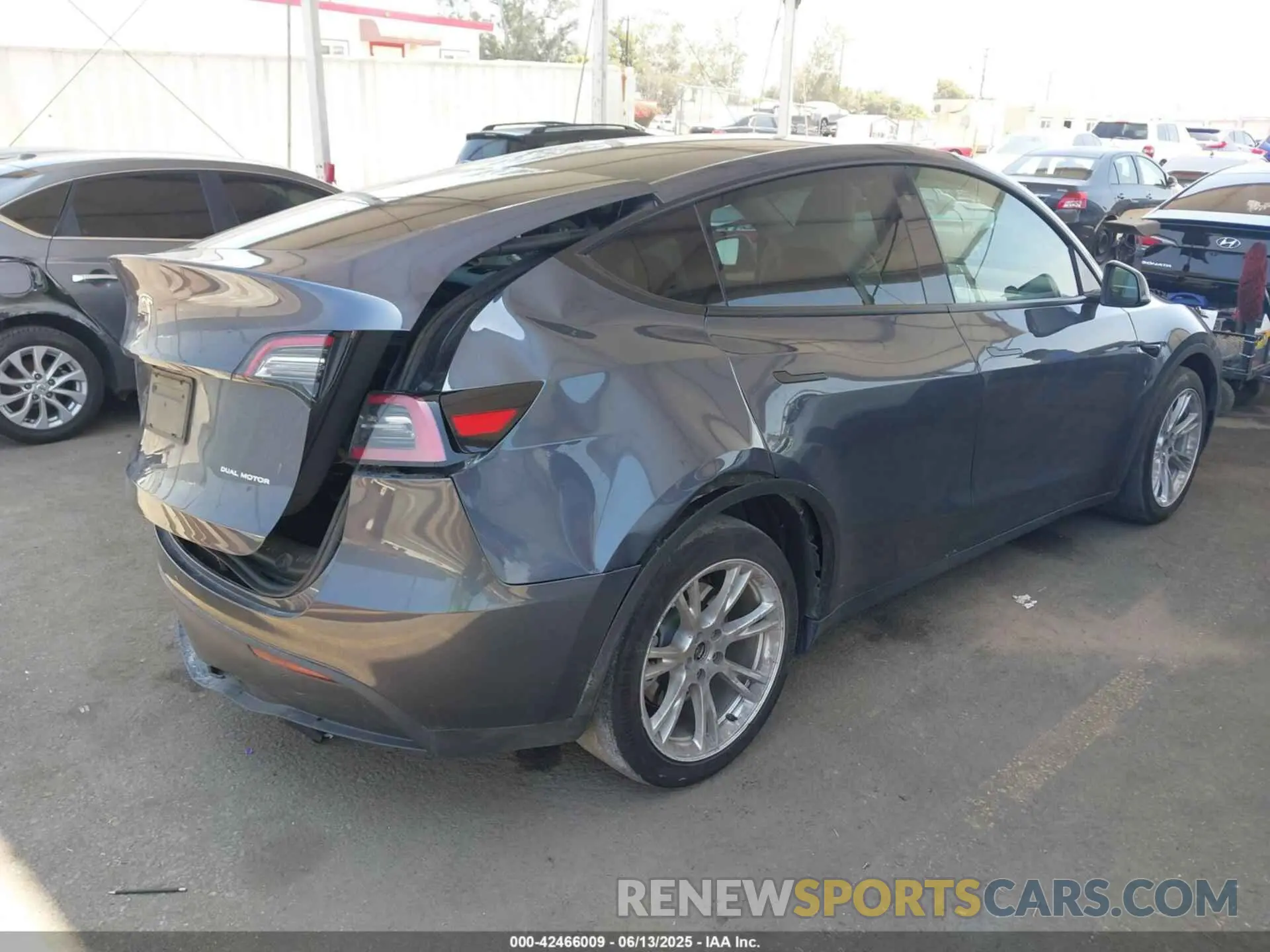 4 Фотография поврежденного автомобиля 7SAYGAEE9PF743795 TESLA MODEL Y 2023
