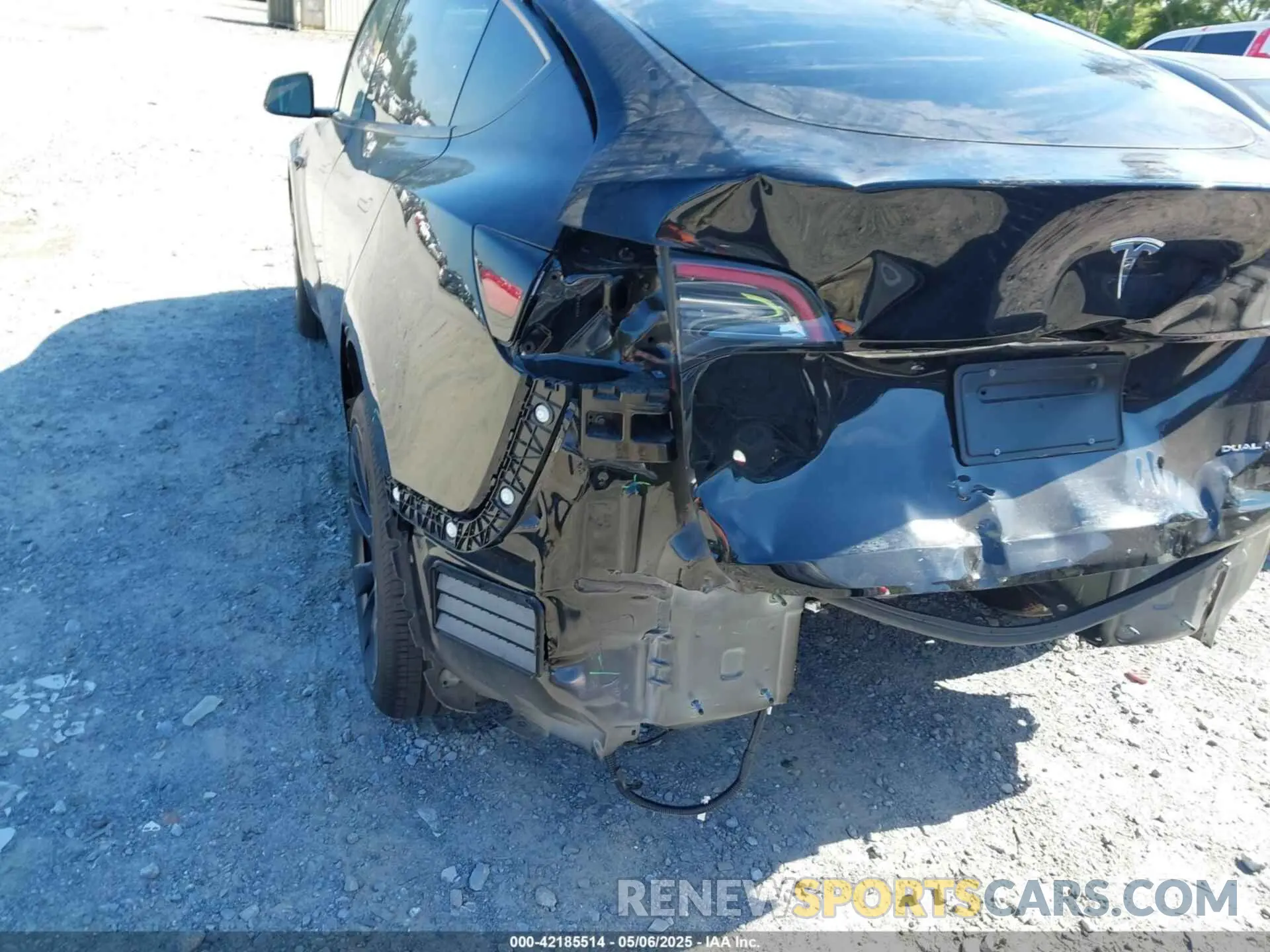 19 Photograph of a damaged car 7SAYGAEE9PF888254 TESLA MODEL Y 2023