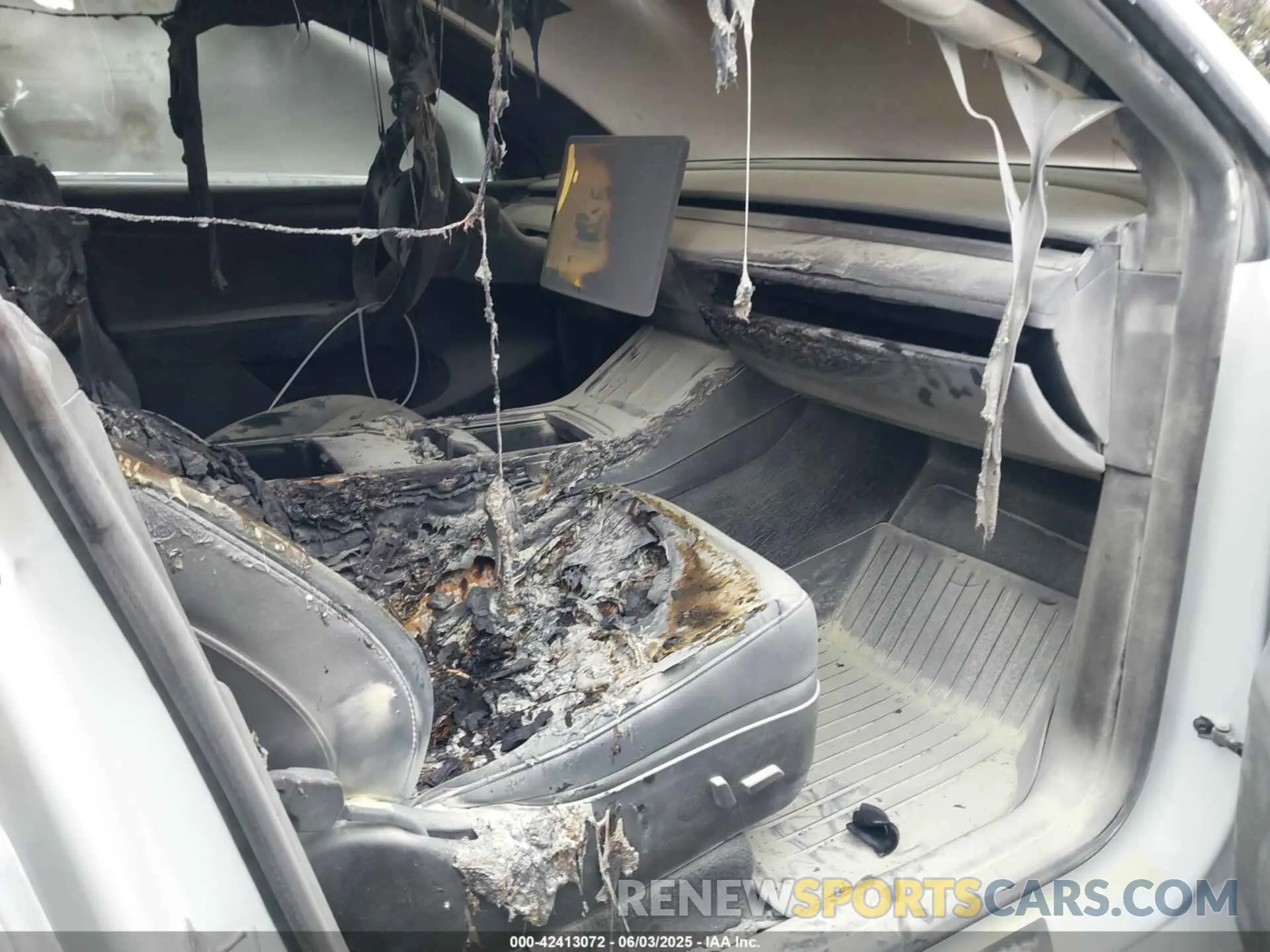 5 Photograph of a damaged car 7SAYGAEEXPF582955 TESLA MODEL Y 2023