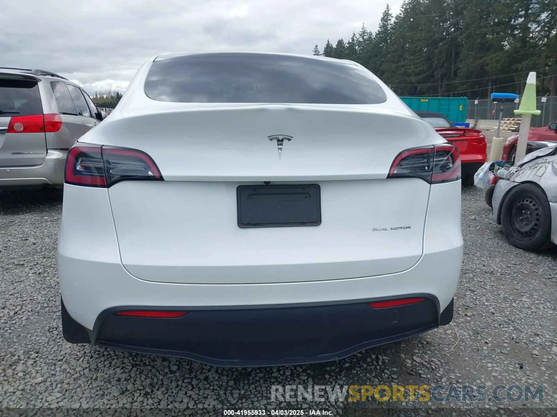 17 Photograph of a damaged car 7SAYGAEEXPF647352 TESLA MODEL Y 2023