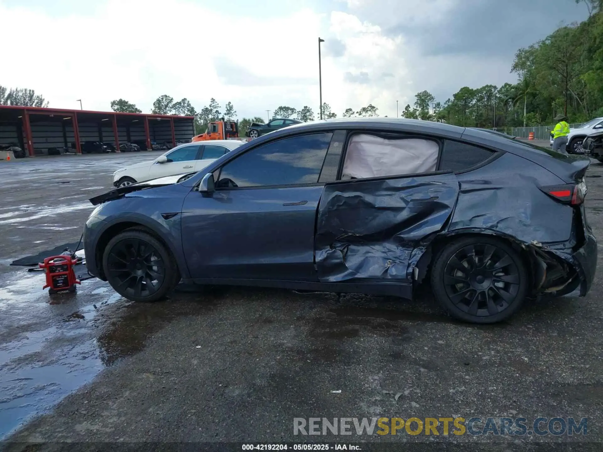 14 Photograph of a damaged car 7SAYGDED0PF947510 TESLA MODEL Y 2023