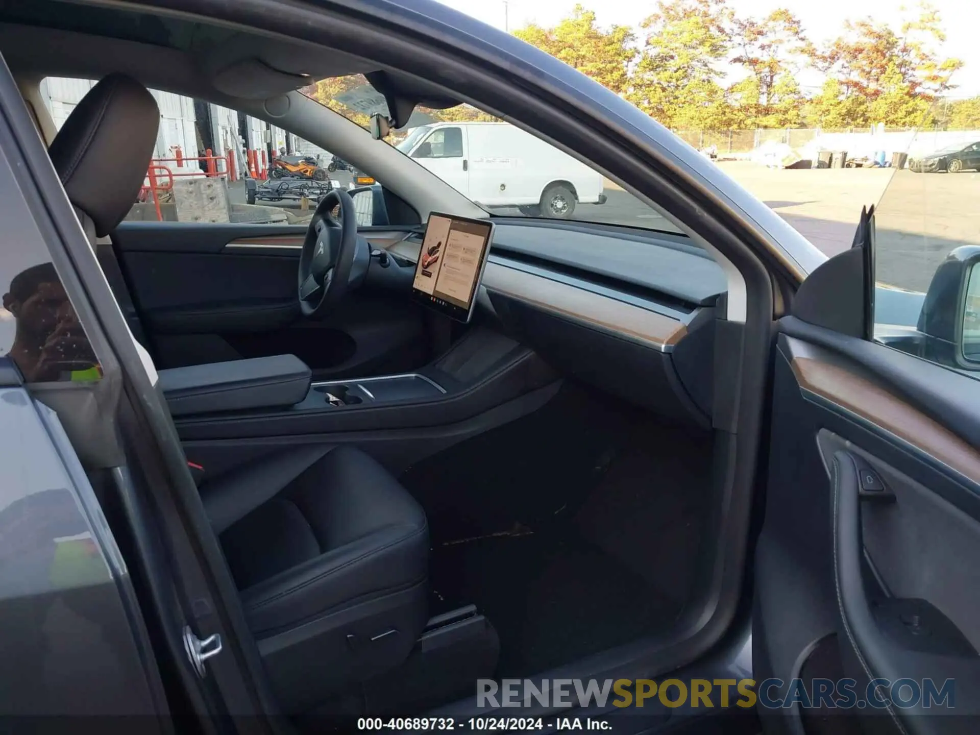 5 Photograph of a damaged car 7SAYGDED1PF961030 TESLA MODEL Y 2023