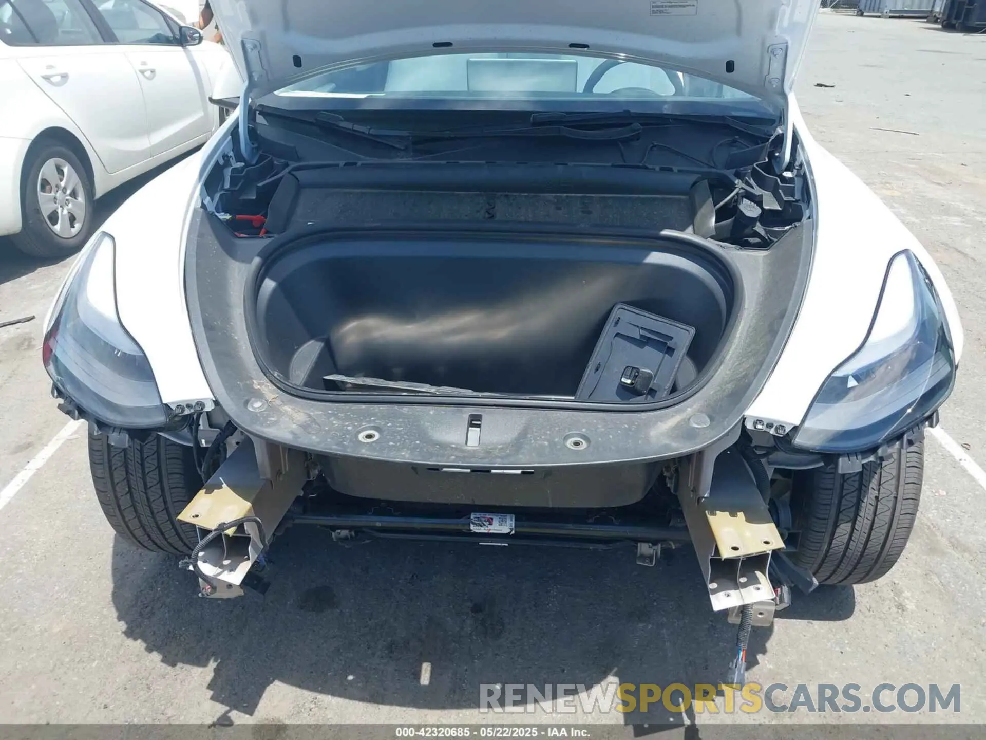 10 Photograph of a damaged car 7SAYGDED2PF931521 TESLA MODEL Y 2023