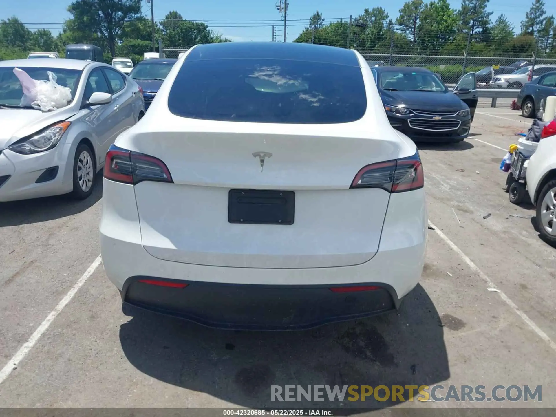 15 Photograph of a damaged car 7SAYGDED2PF931521 TESLA MODEL Y 2023