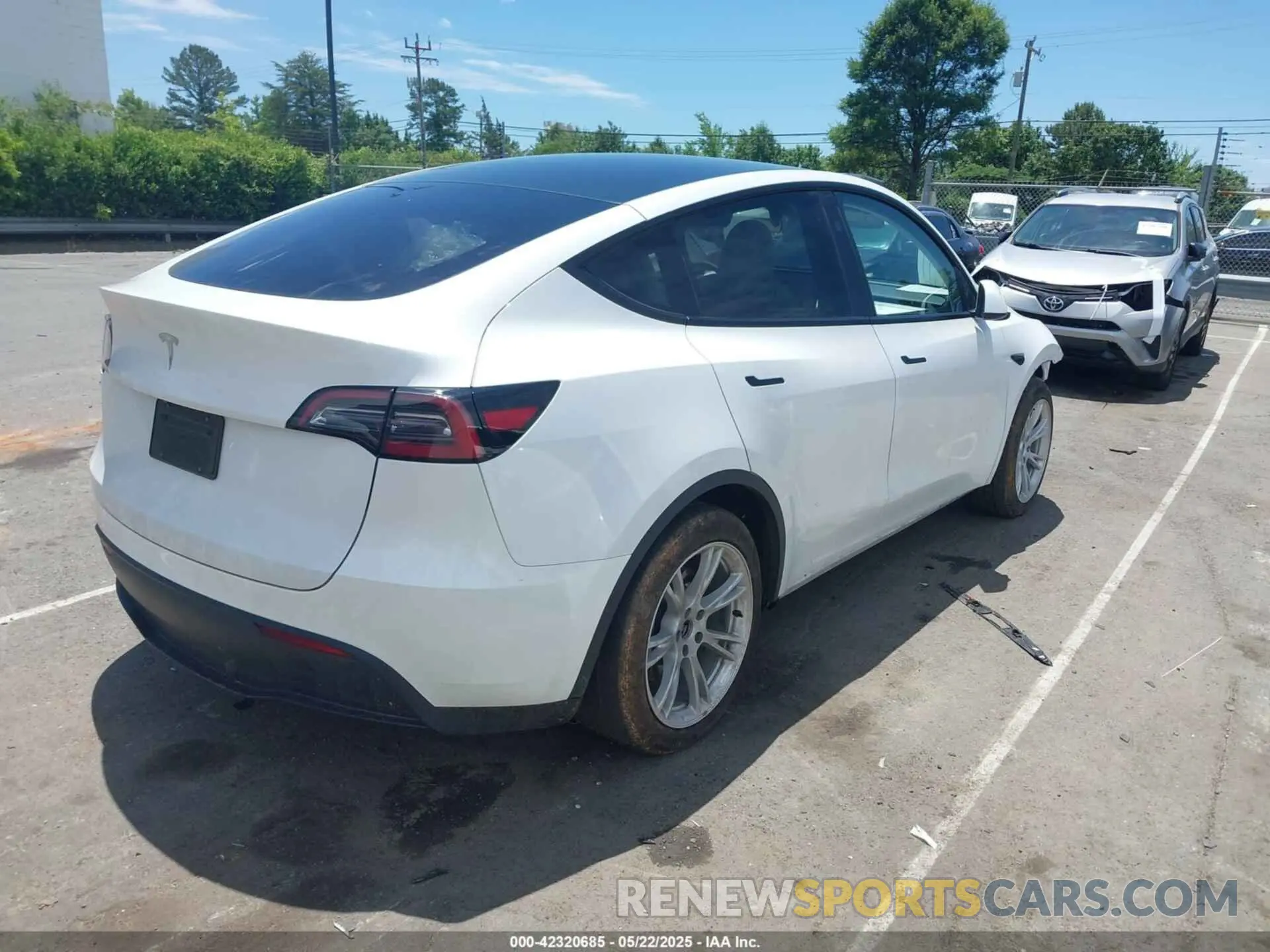 4 Photograph of a damaged car 7SAYGDED2PF931521 TESLA MODEL Y 2023