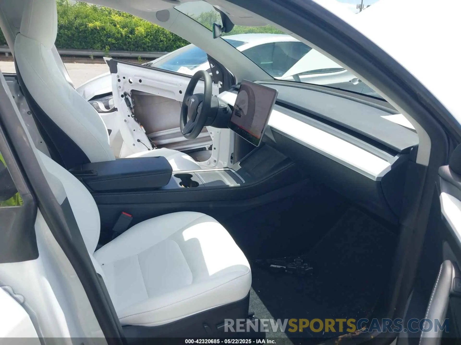 5 Photograph of a damaged car 7SAYGDED2PF931521 TESLA MODEL Y 2023