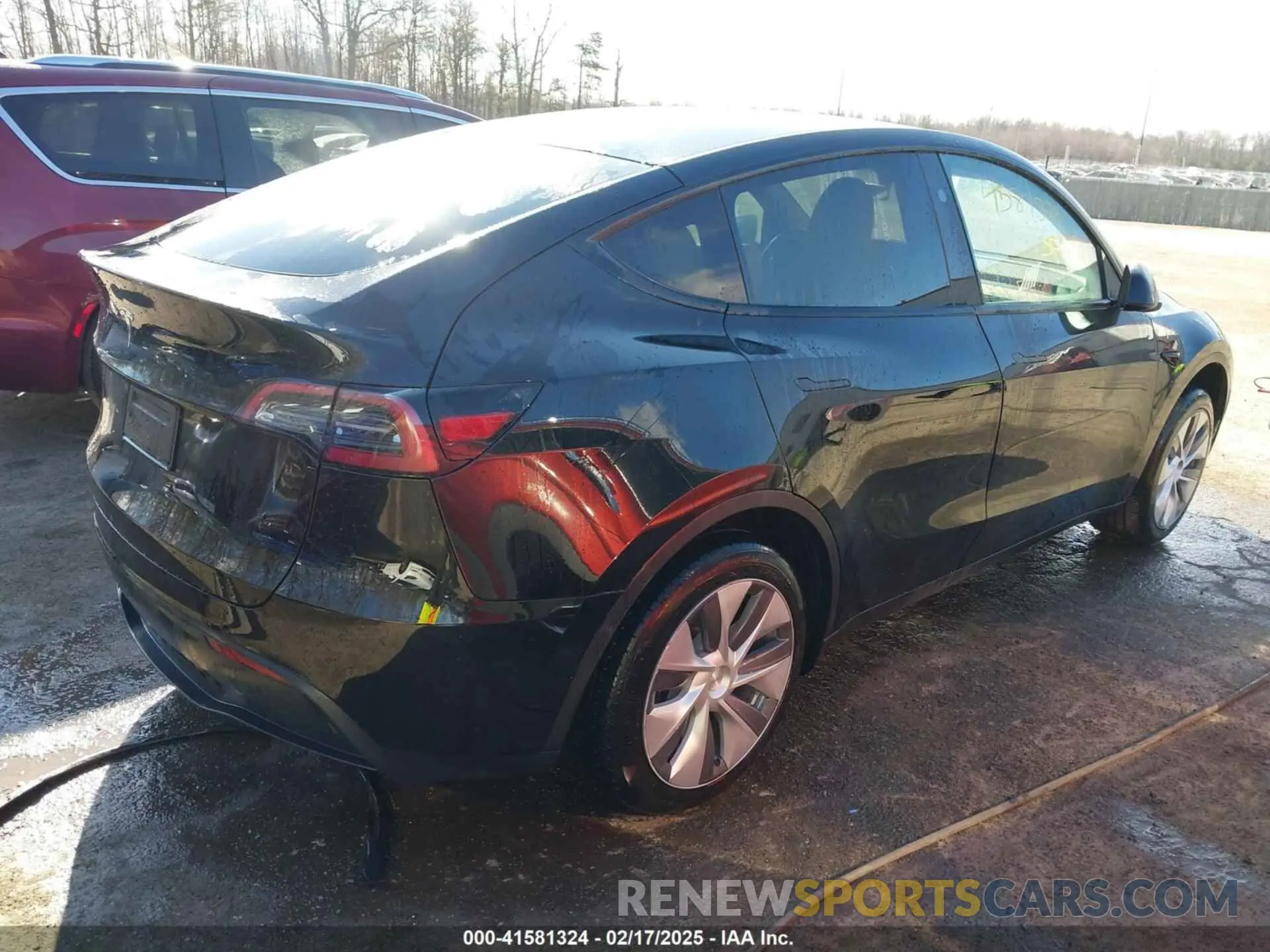 4 Photograph of a damaged car 7SAYGDED3PF931172 TESLA MODEL Y 2023