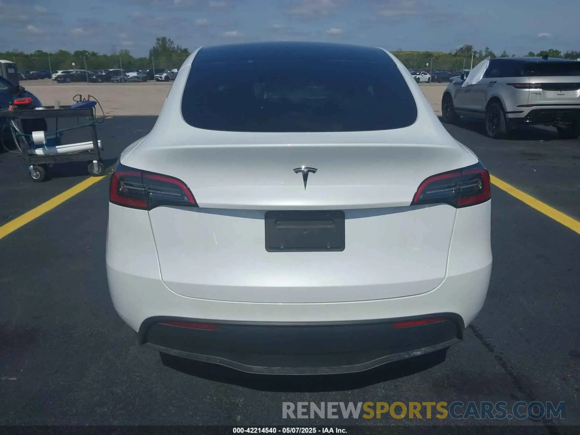 16 Photograph of a damaged car 7SAYGDED7PF945916 TESLA MODEL Y 2023