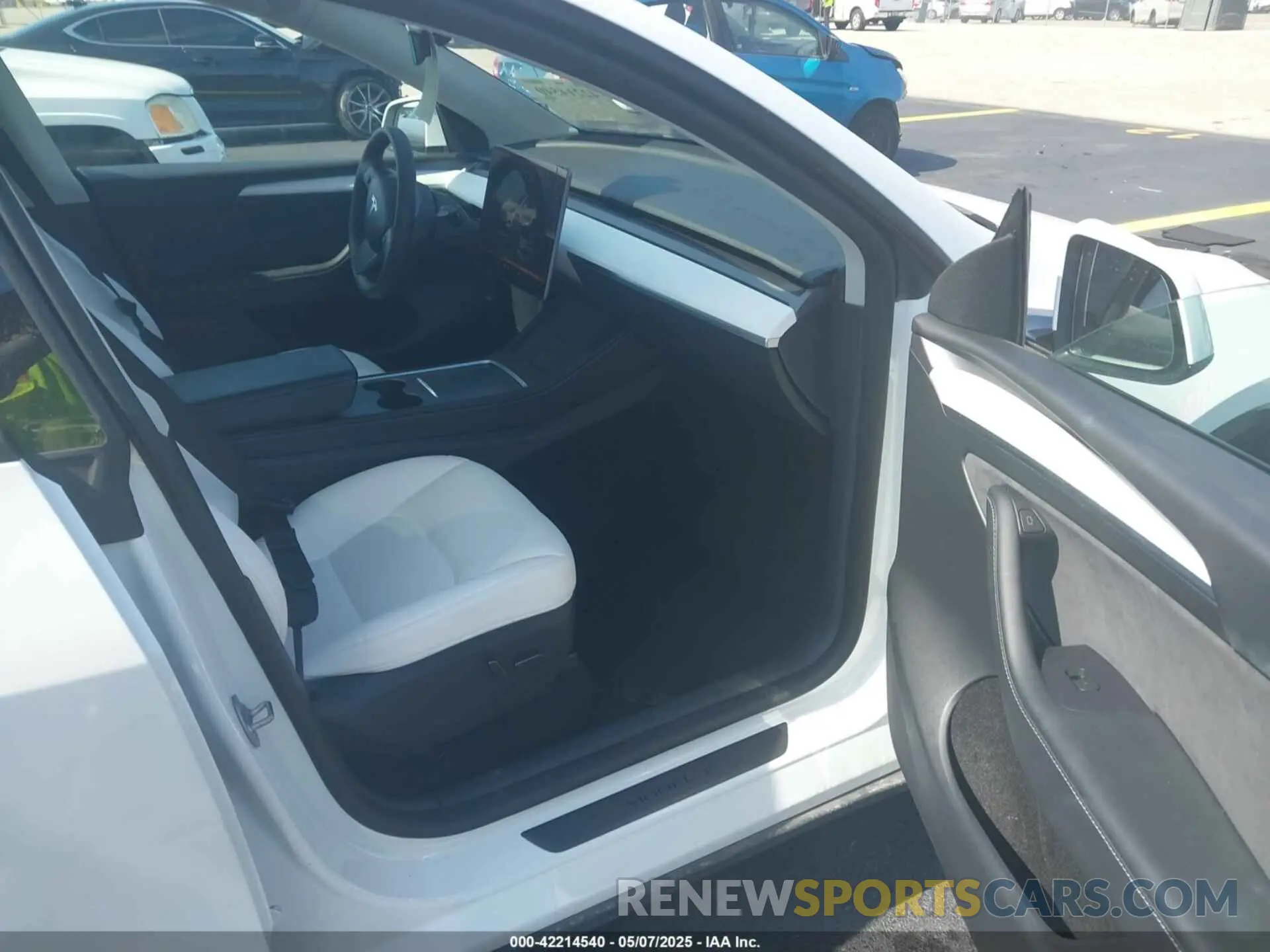 5 Photograph of a damaged car 7SAYGDED7PF945916 TESLA MODEL Y 2023