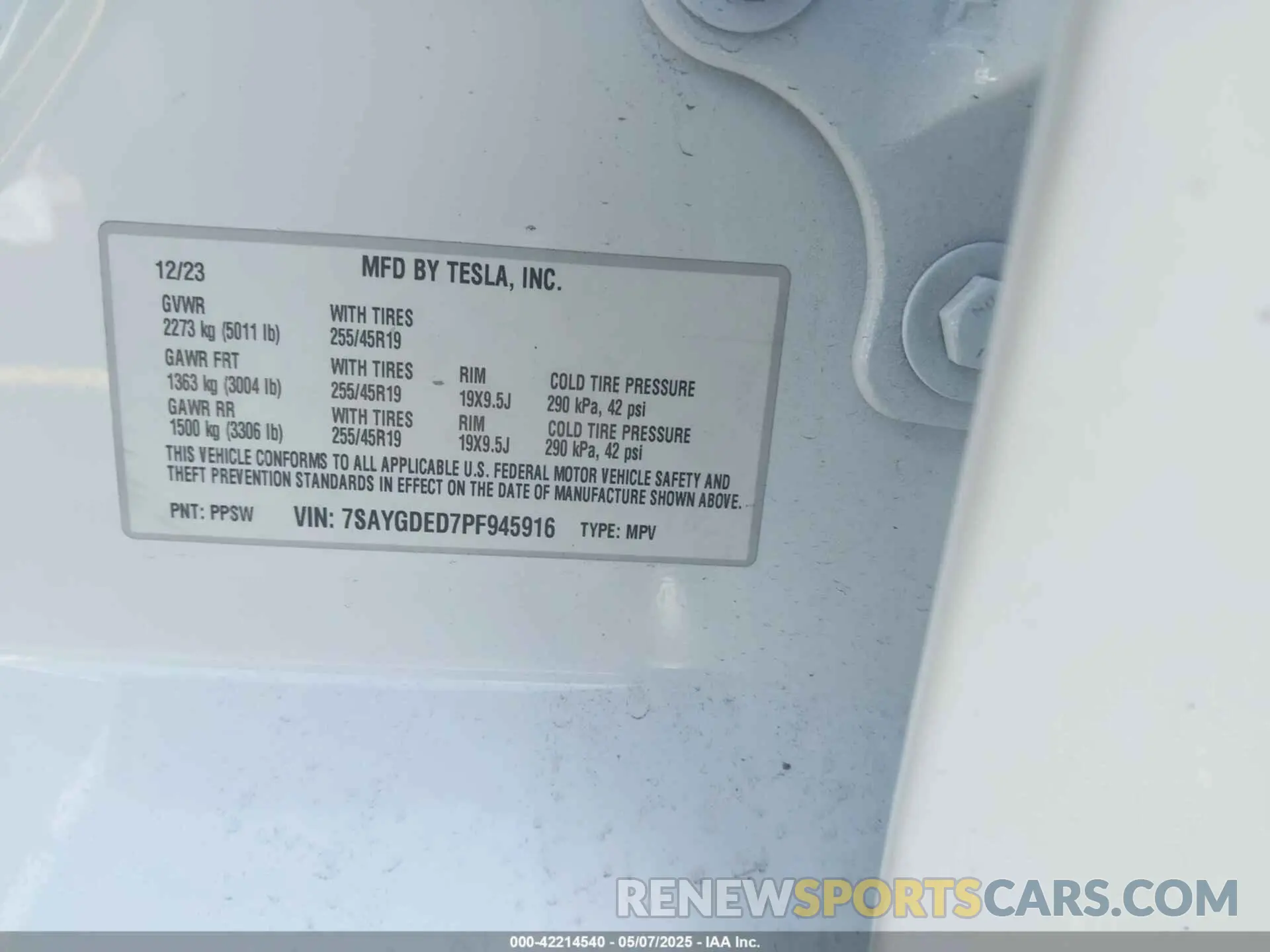 9 Photograph of a damaged car 7SAYGDED7PF945916 TESLA MODEL Y 2023