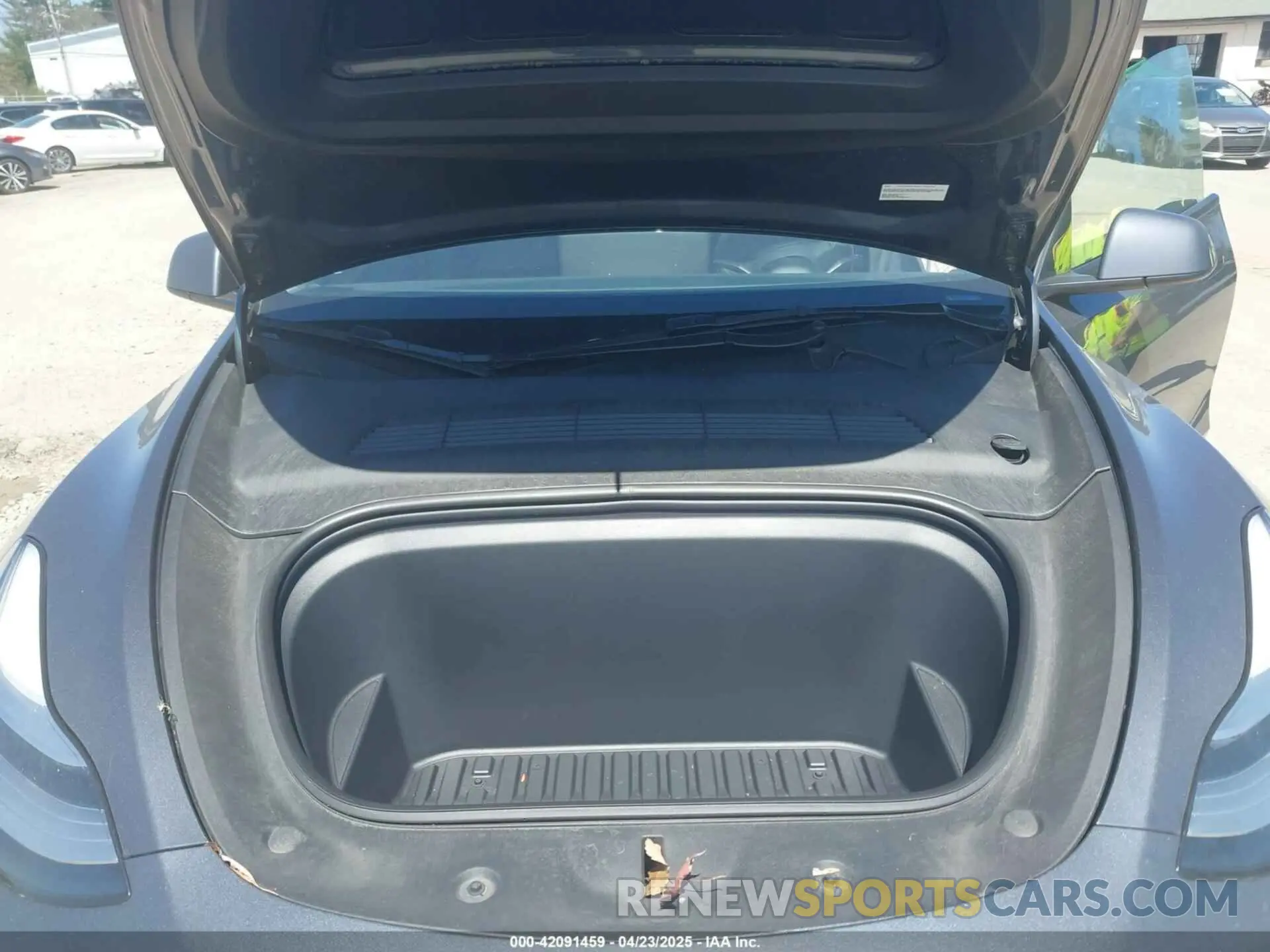 10 Photograph of a damaged car 7SAYGDEE0PA033019 TESLA MODEL Y 2023