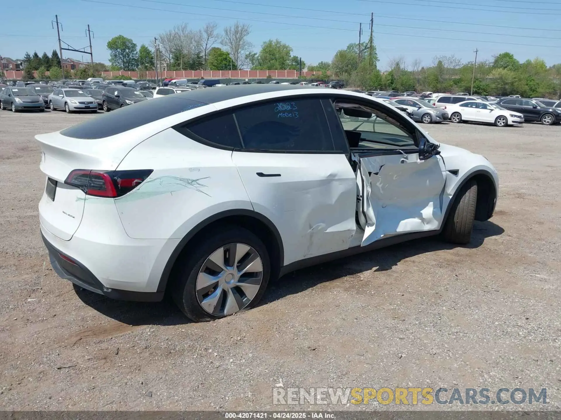 4 Фотография поврежденного автомобиля 7SAYGDEE0PA130057 TESLA MODEL Y 2023
