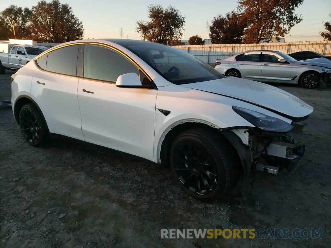 4 Photograph of a damaged car 7SAYGDEE0PF692298 TESLA MODEL Y 2023