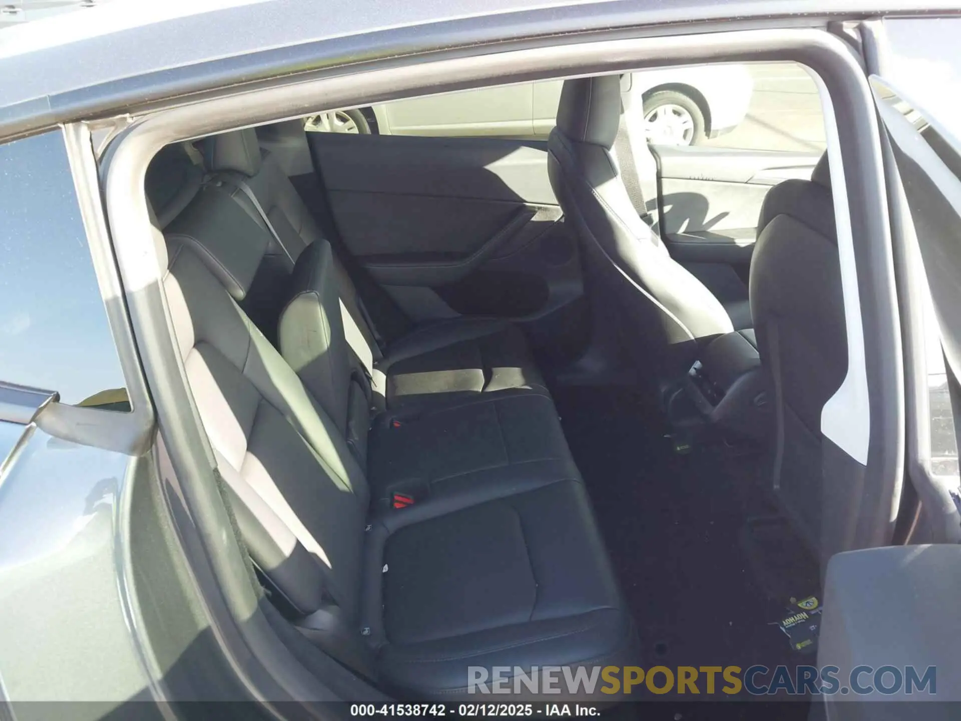 8 Photograph of a damaged car 7SAYGDEE0PF928836 TESLA MODEL Y 2023