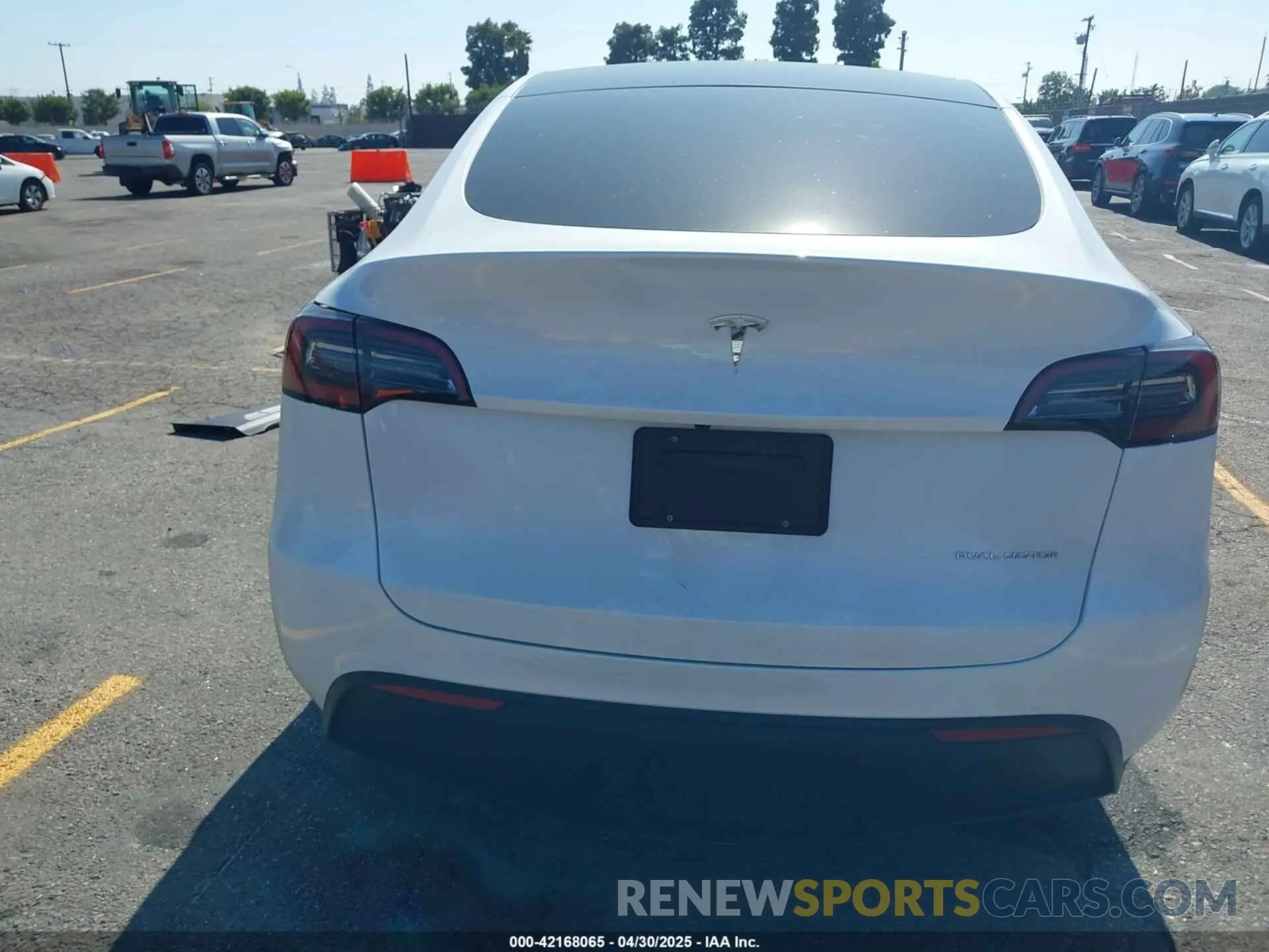 15 Photograph of a damaged car 7SAYGDEE1PA034664 TESLA MODEL Y 2023