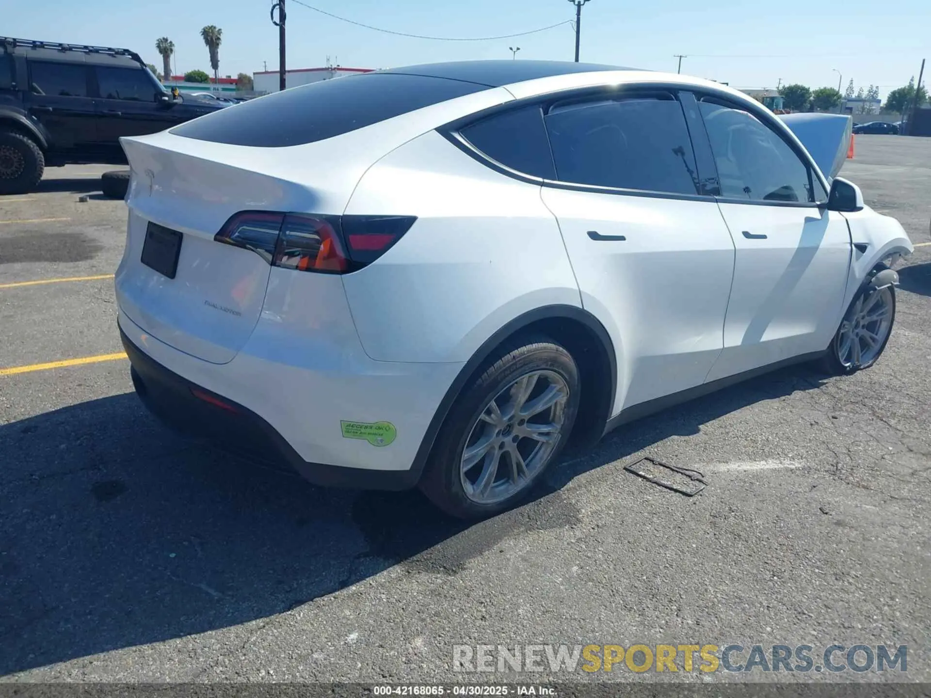 4 Photograph of a damaged car 7SAYGDEE1PA034664 TESLA MODEL Y 2023