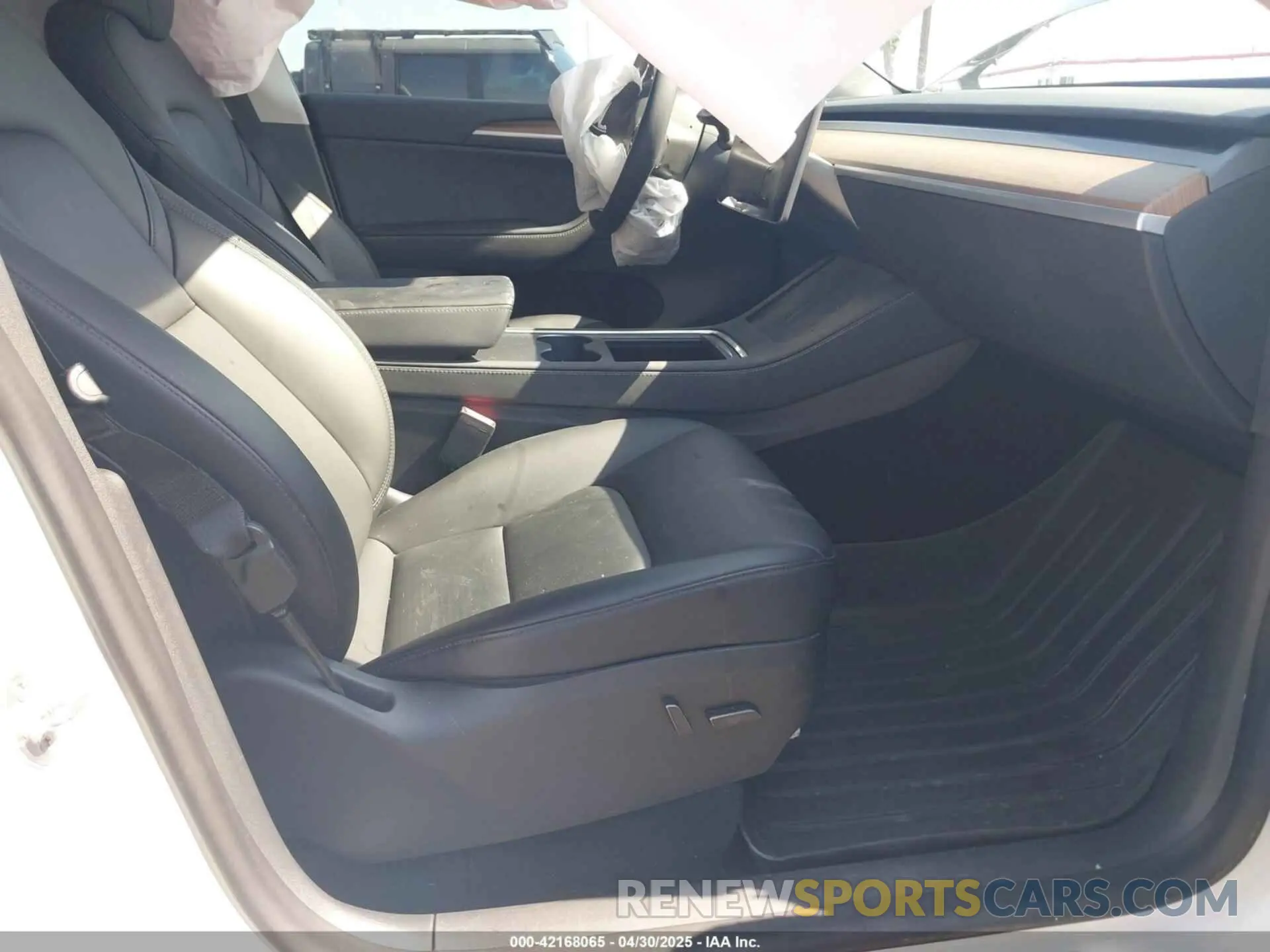 5 Photograph of a damaged car 7SAYGDEE1PA034664 TESLA MODEL Y 2023