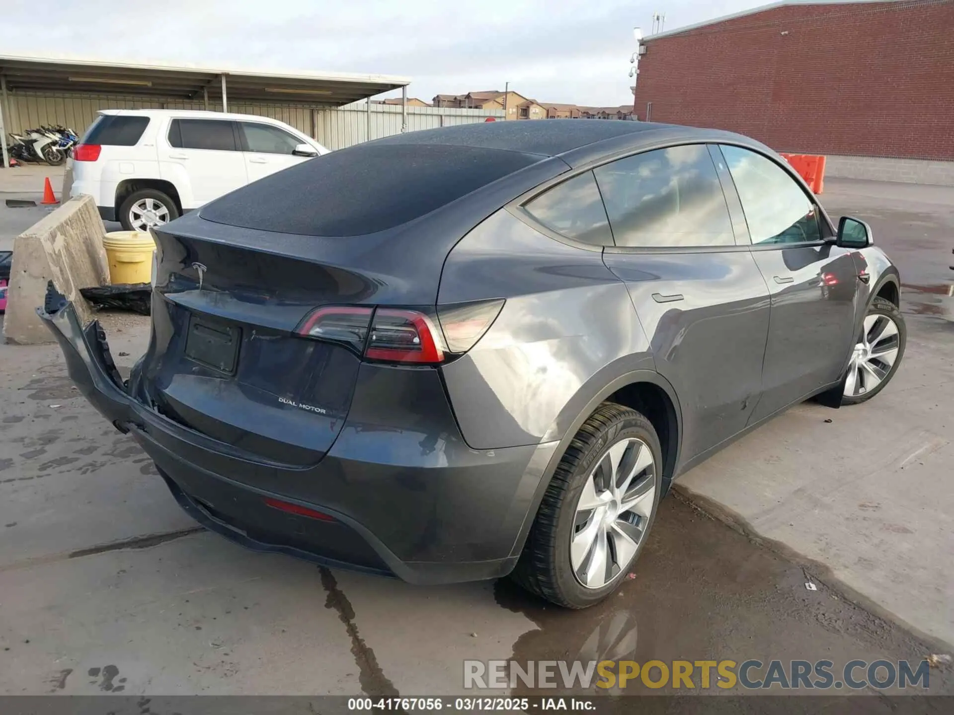 4 Photograph of a damaged car 7SAYGDEE2PF609969 TESLA MODEL Y 2023