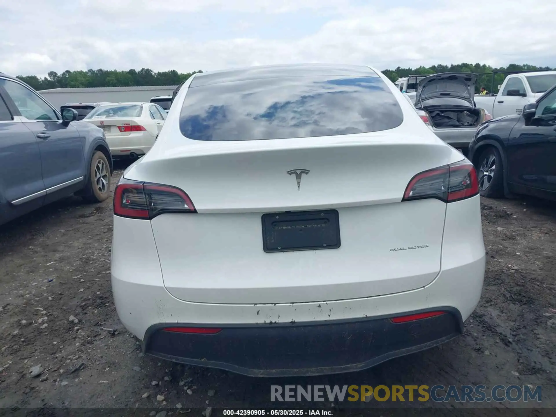 16 Photograph of a damaged car 7SAYGDEE2PF610507 TESLA MODEL Y 2023