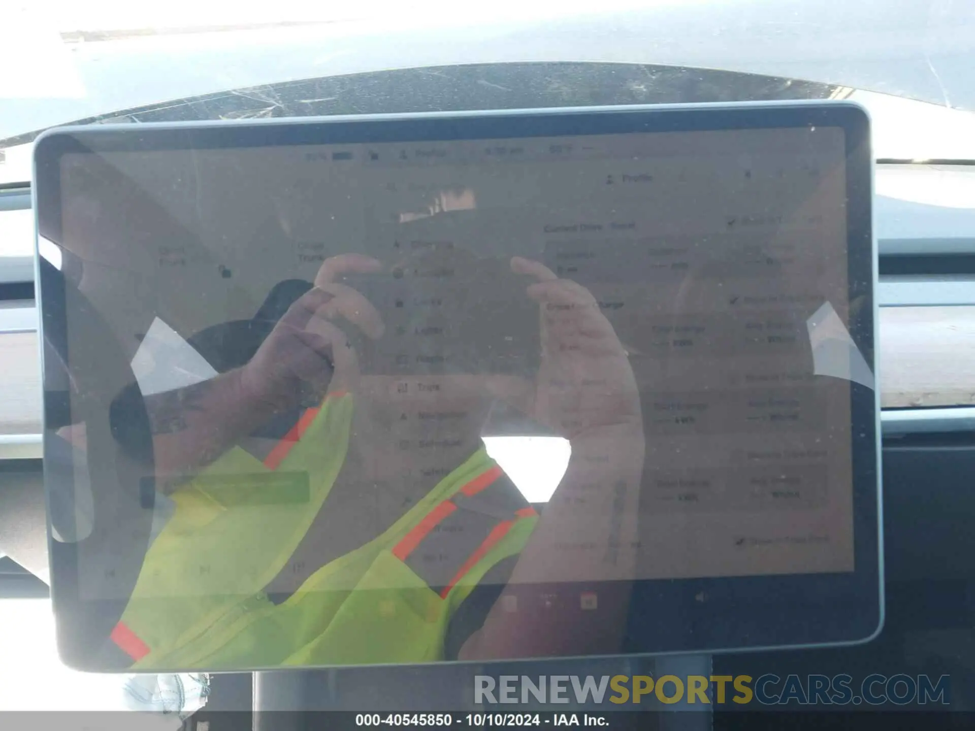 18 Photograph of a damaged car 7SAYGDEE2PF754638 TESLA MODEL Y 2023