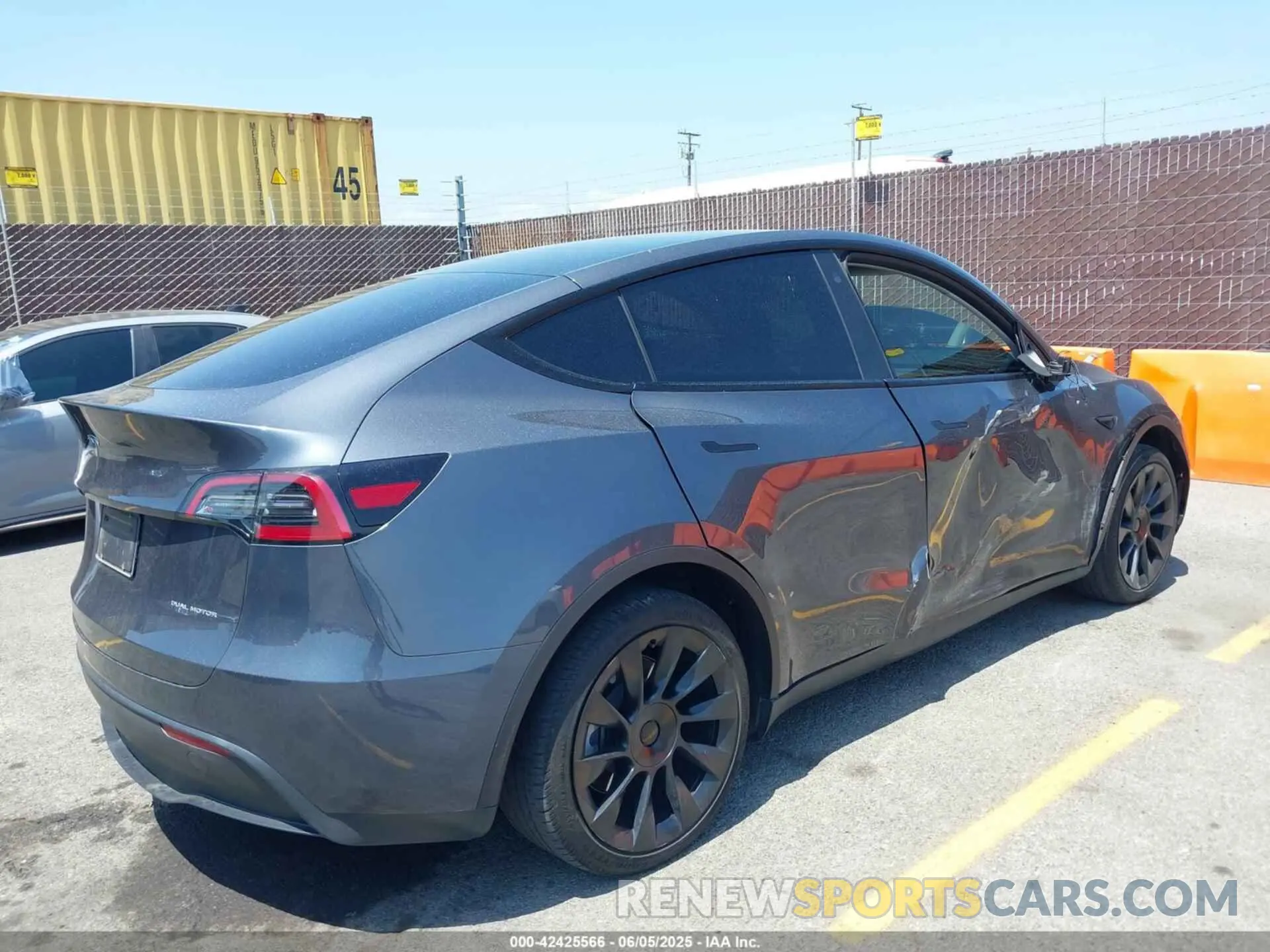 4 Photograph of a damaged car 7SAYGDEE3PA033905 TESLA MODEL Y 2023
