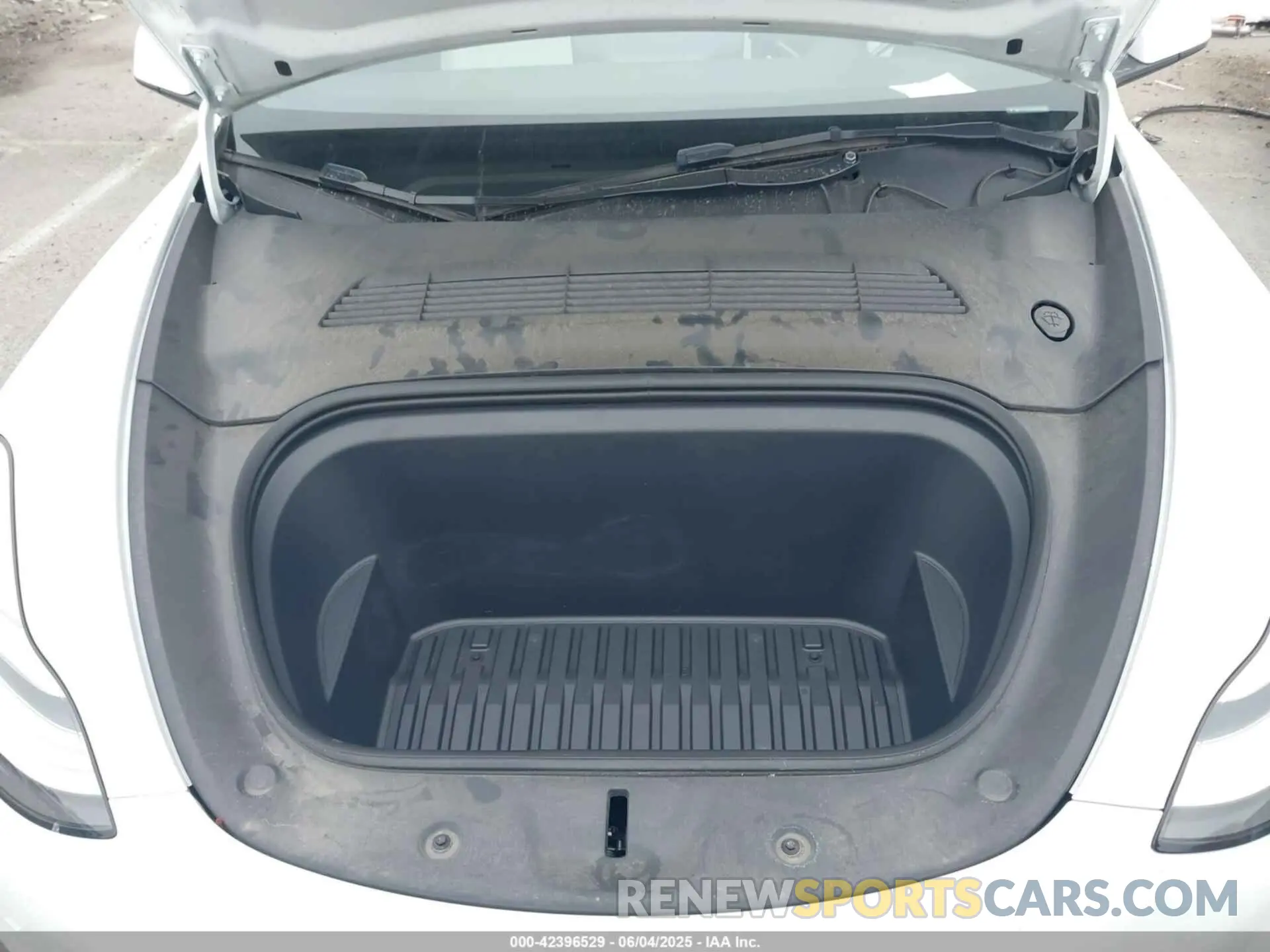10 Photograph of a damaged car 7SAYGDEE3PA055497 TESLA MODEL Y 2023