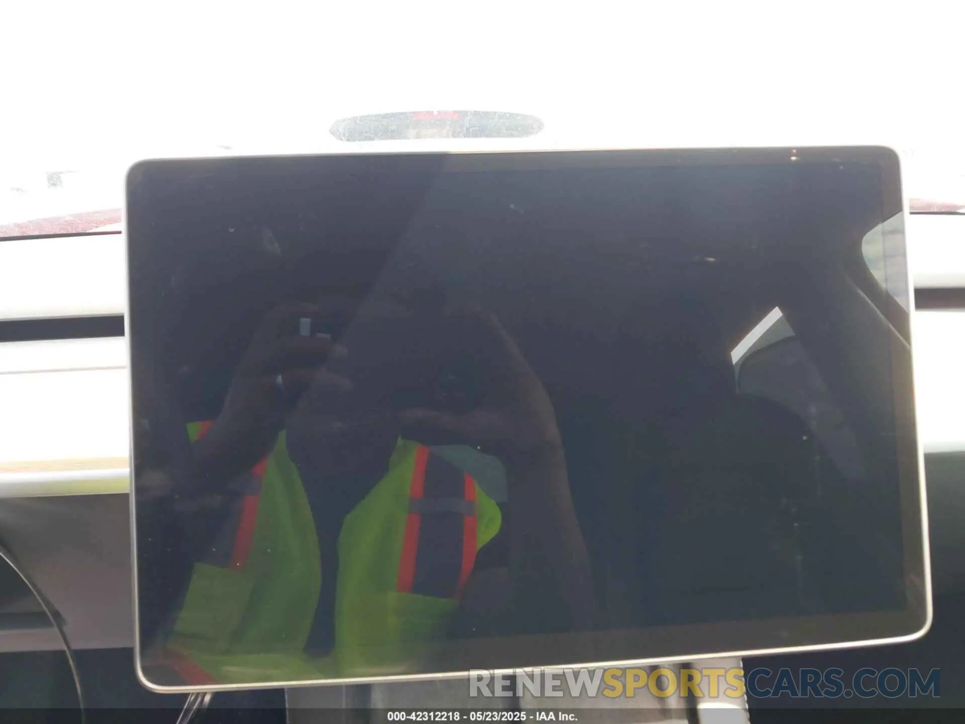 19 Photograph of a damaged car 7SAYGDEE3PA143353 TESLA MODEL Y 2023