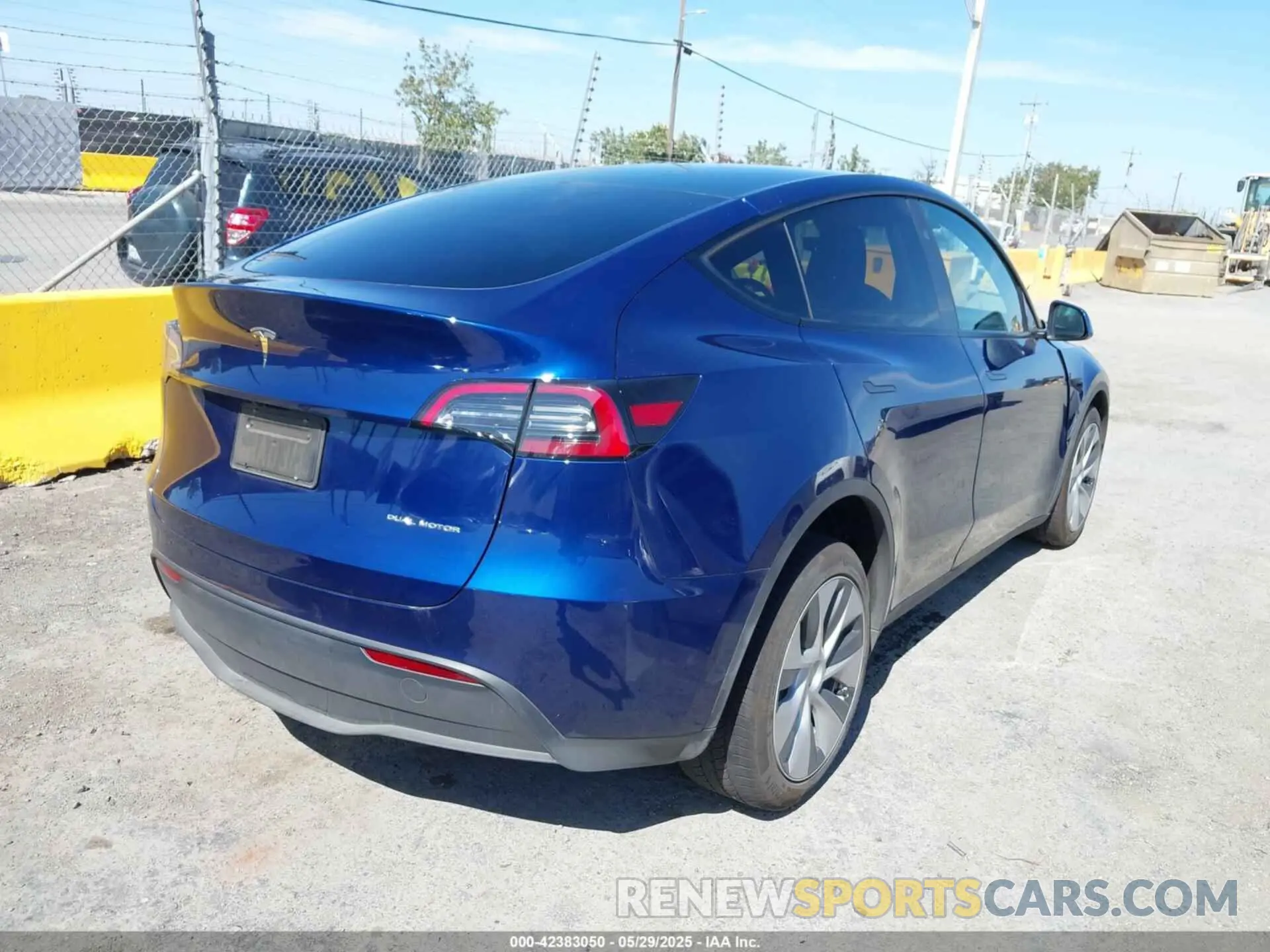 4 Photograph of a damaged car 7SAYGDEE3PF816547 TESLA MODEL Y 2023