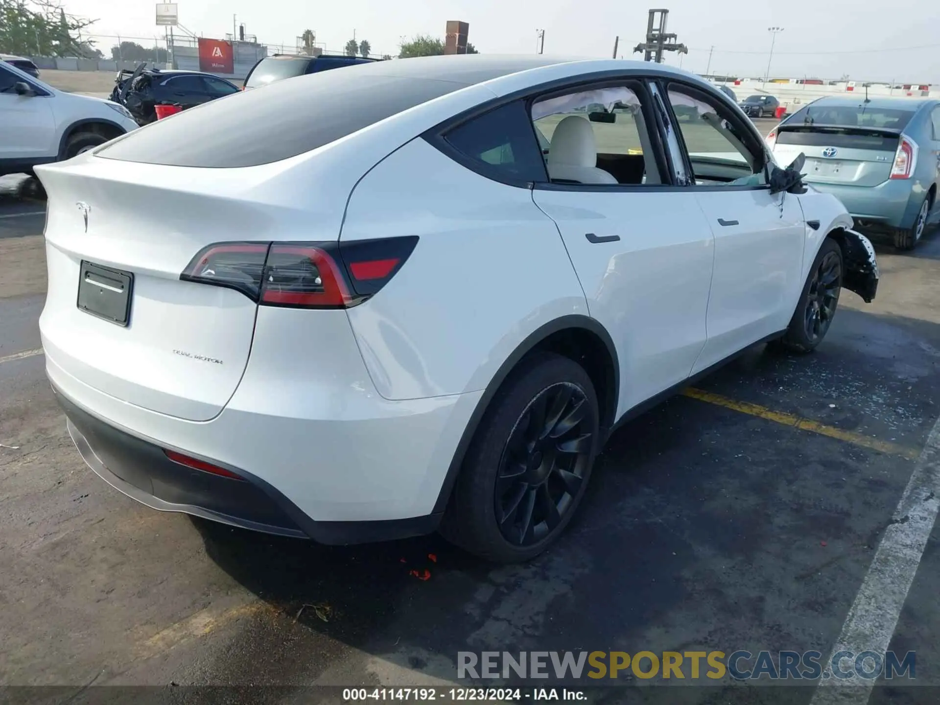 4 Фотография поврежденного автомобиля 7SAYGDEE3PF900030 TESLA MODEL Y 2023