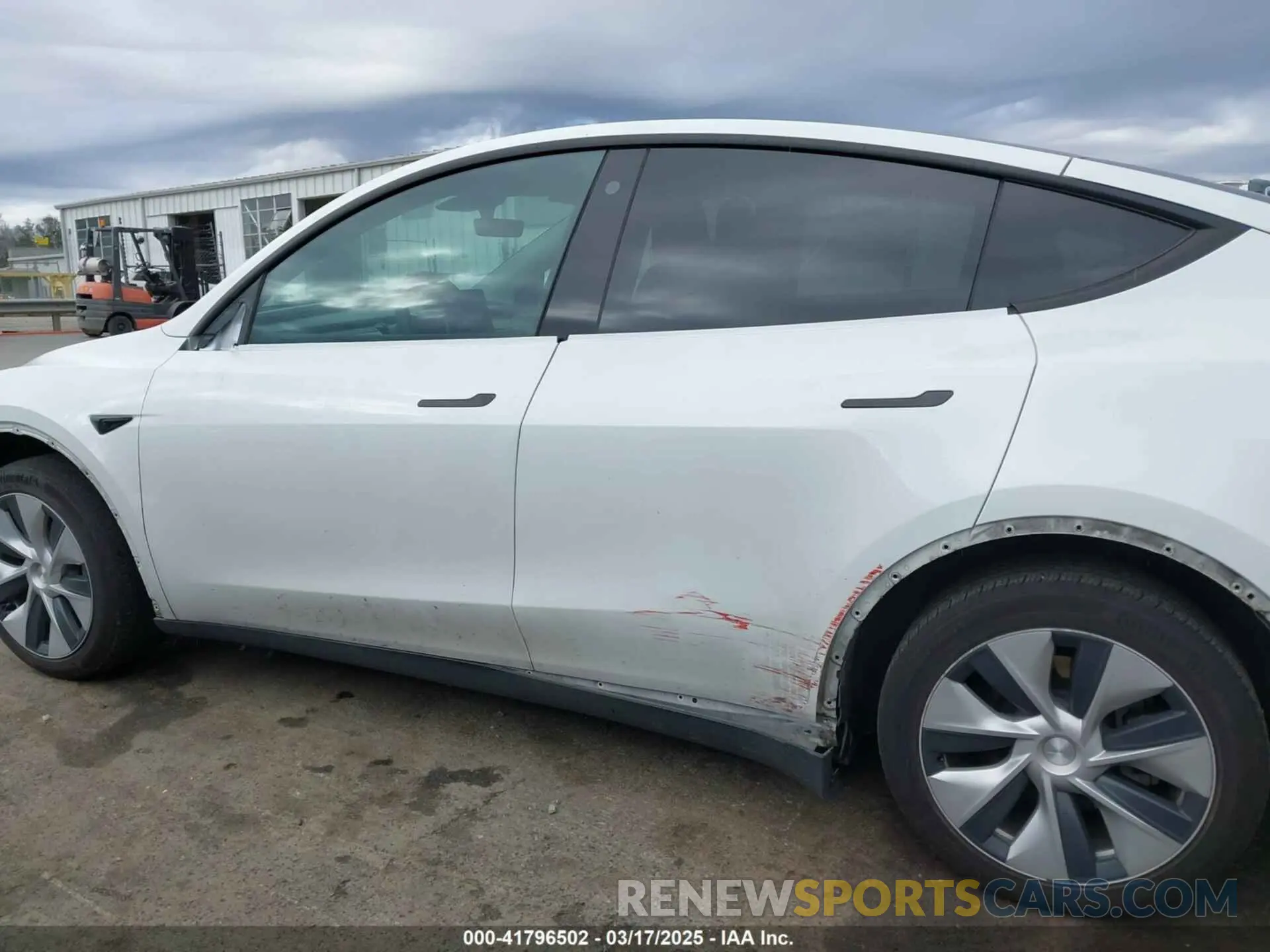 15 Photograph of a damaged car 7SAYGDEE4PF621640 TESLA MODEL Y 2023